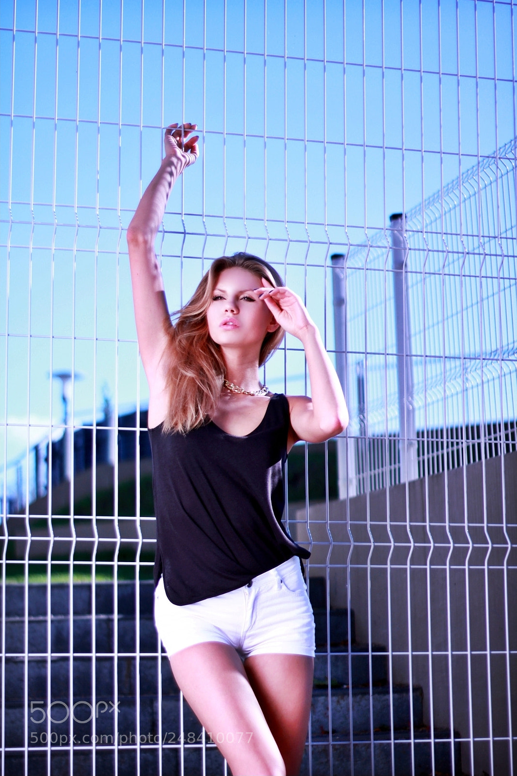 Canon EOS 550D (EOS Rebel T2i / EOS Kiss X4) + Canon EF 50mm F1.8 II sample photo. City girl photography