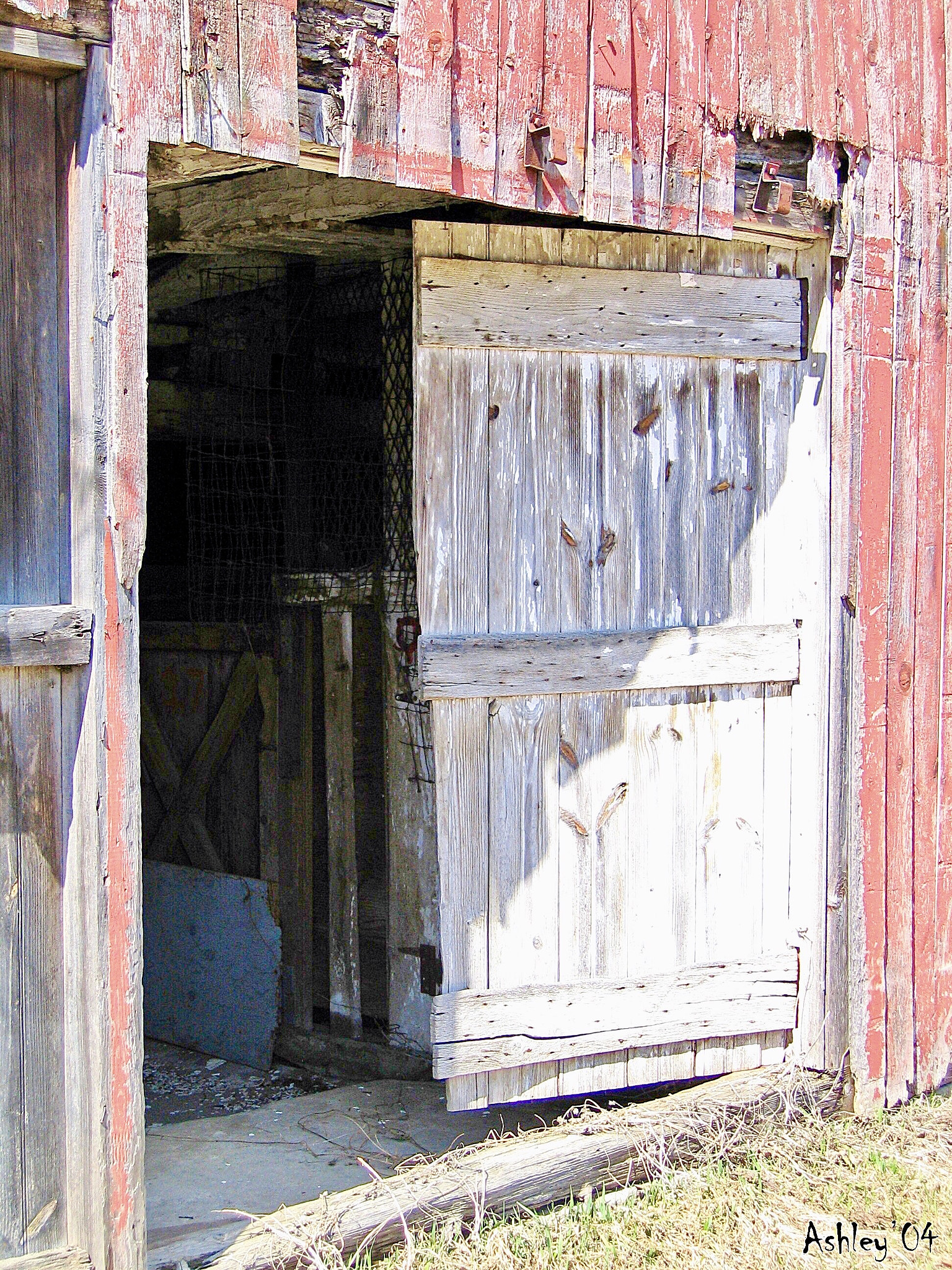 Canon POWERSHOT S50 sample photo. Old barn door photography