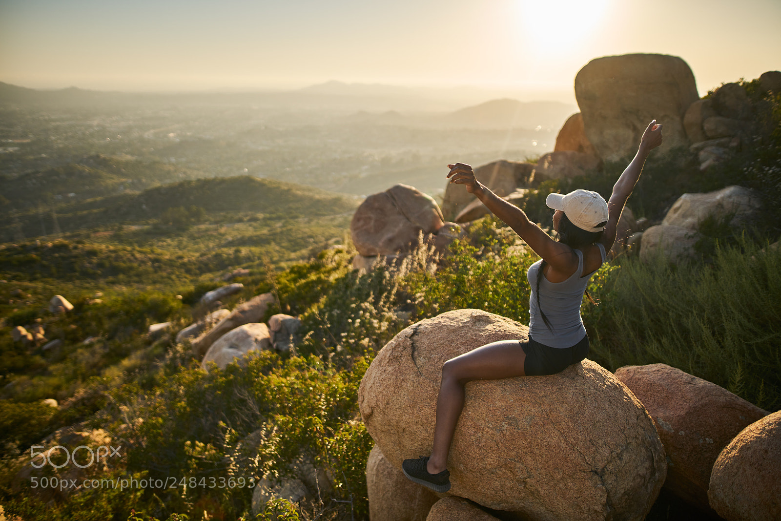 Sony a7R II sample photo. Fit female hiker sitting photography