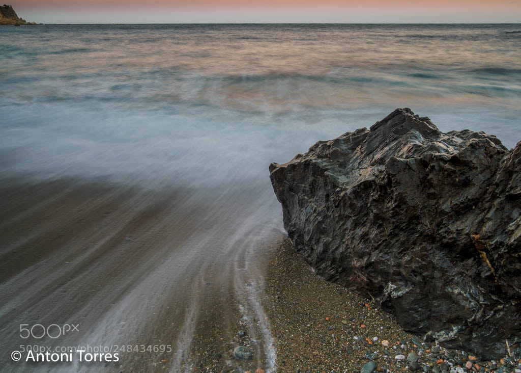 Olympus OM-D E-M1 Mark II sample photo. Jugant amb les roques photography