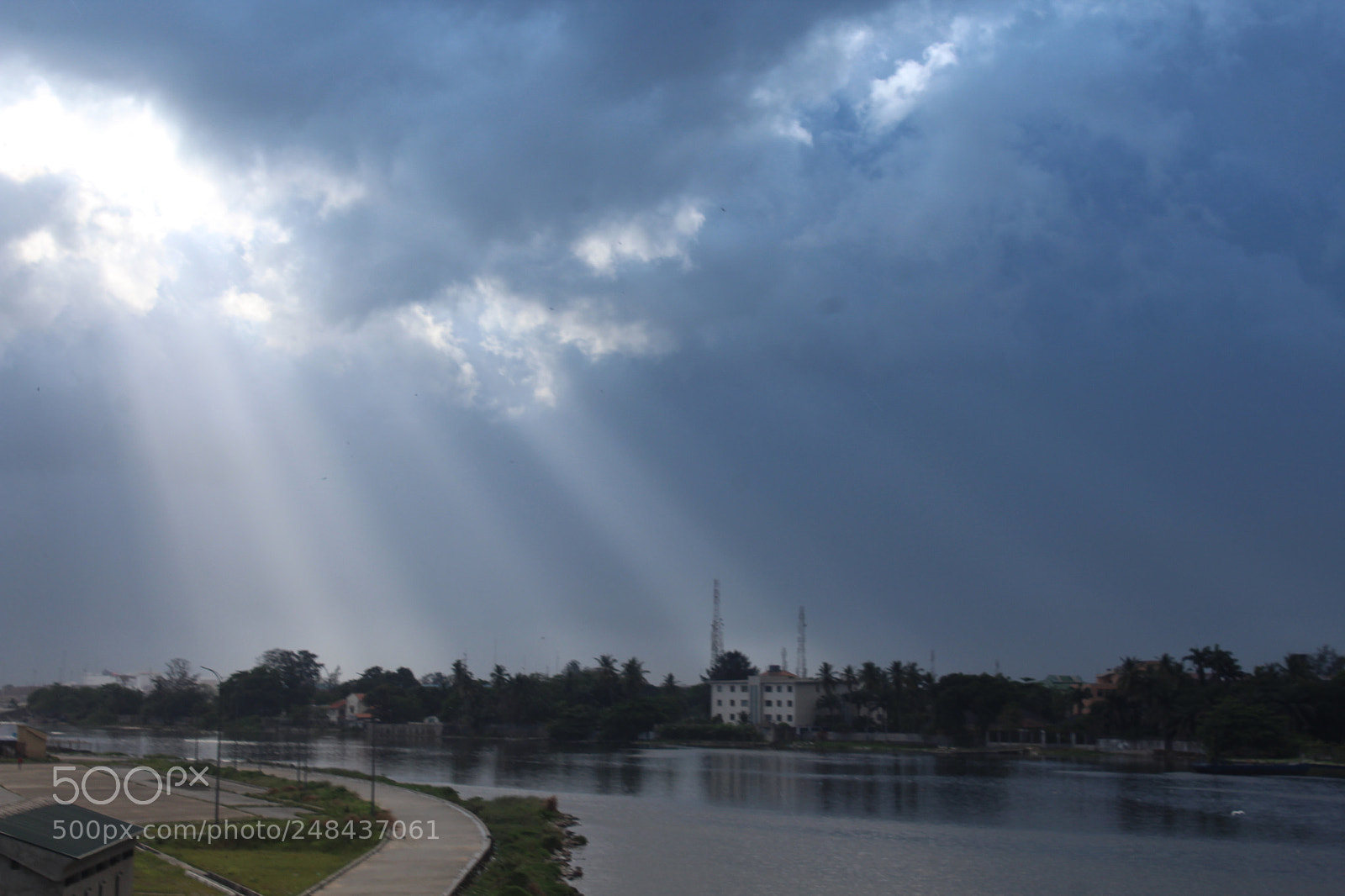 Canon EOS 1300D (EOS Rebel T6 / EOS Kiss X80) sample photo. Light from the sky photography