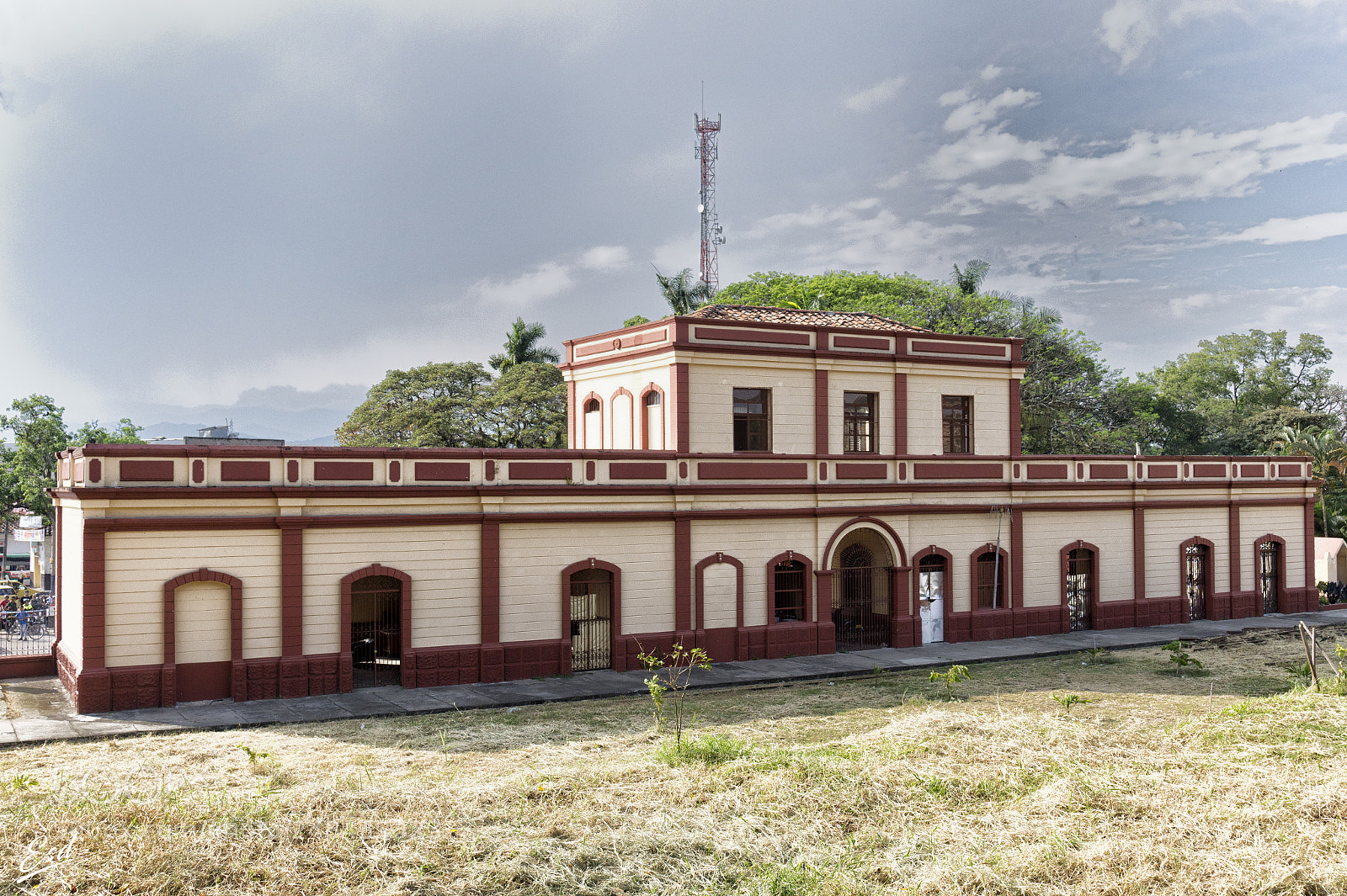 Sony Alpha a3500 sample photo. Estación de ferrocarril photography