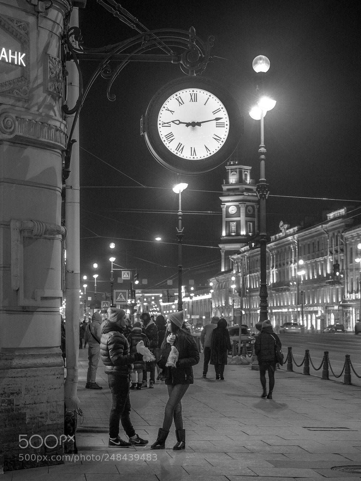 Olympus OM-D E-M5 II sample photo. Meeting under the clock photography