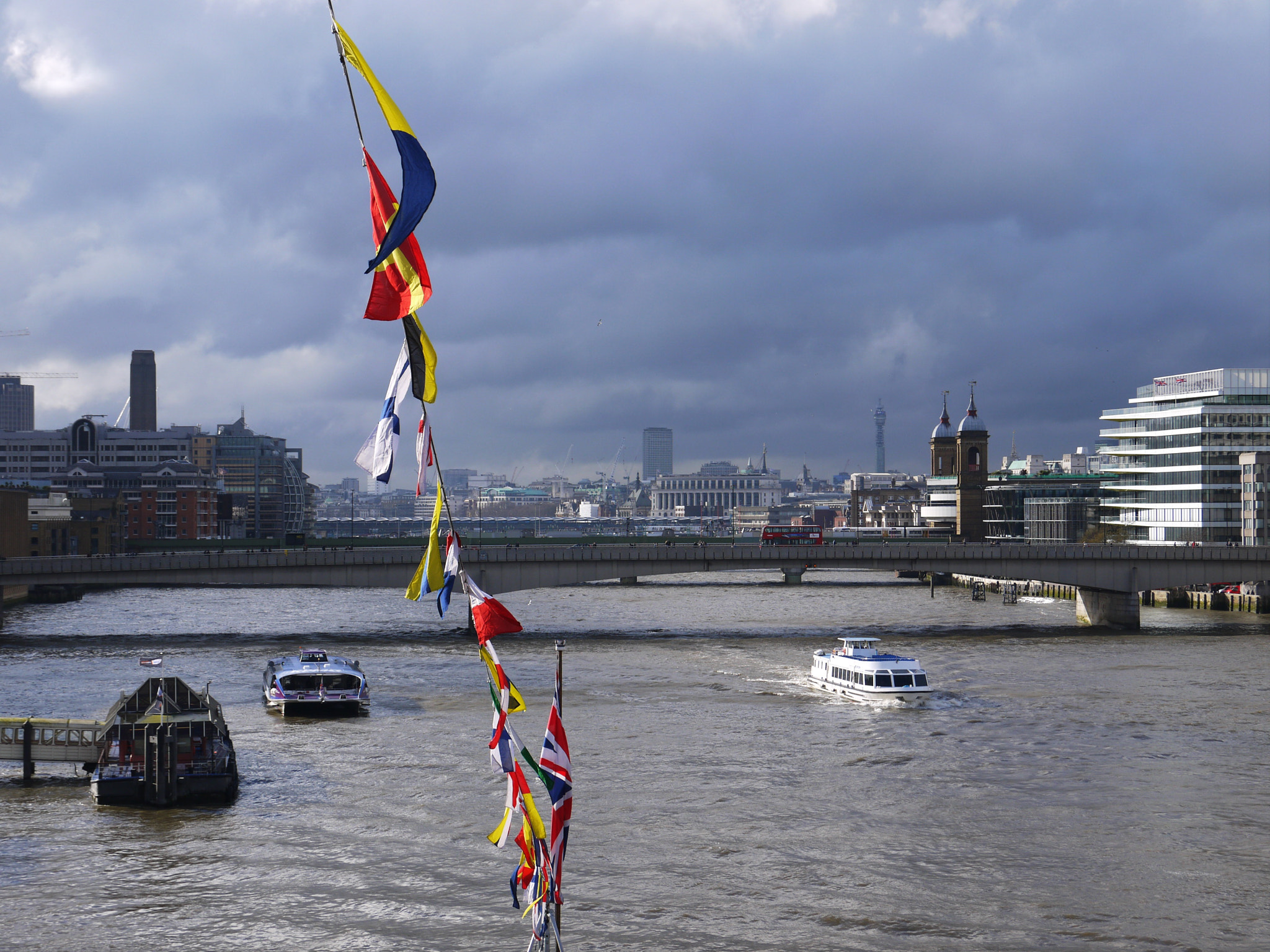 Panasonic Lumix DMC-GF3 sample photo. The thames, london photography