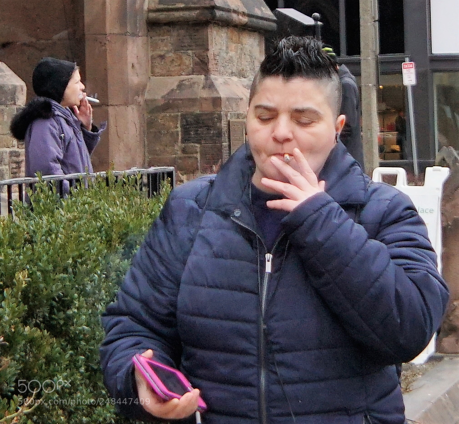 Sony a6500 sample photo. Smokers in the vicinity photography