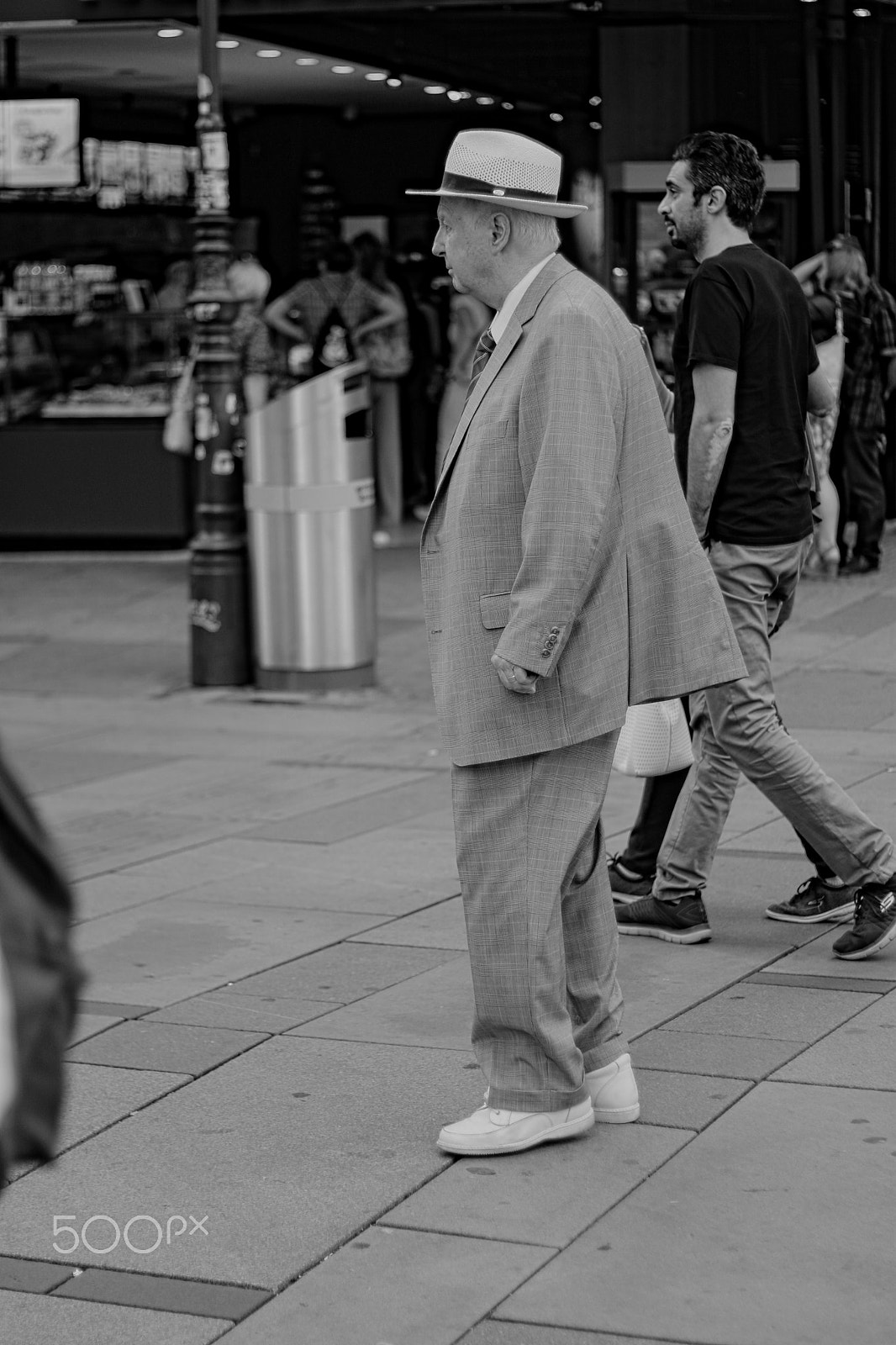 Canon EOS 750D (EOS Rebel T6i / EOS Kiss X8i) sample photo. Oldman with suit photography
