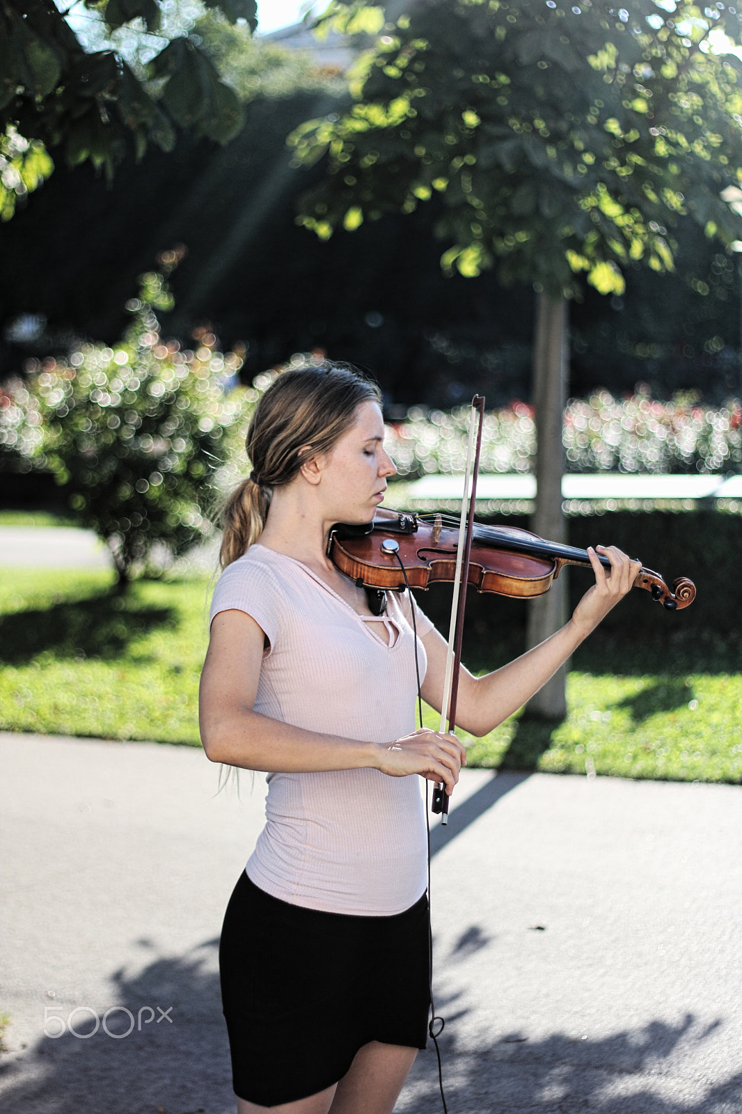 Canon EOS 750D (EOS Rebel T6i / EOS Kiss X8i) + Canon EF 50mm F1.8 II sample photo. Violinist photography