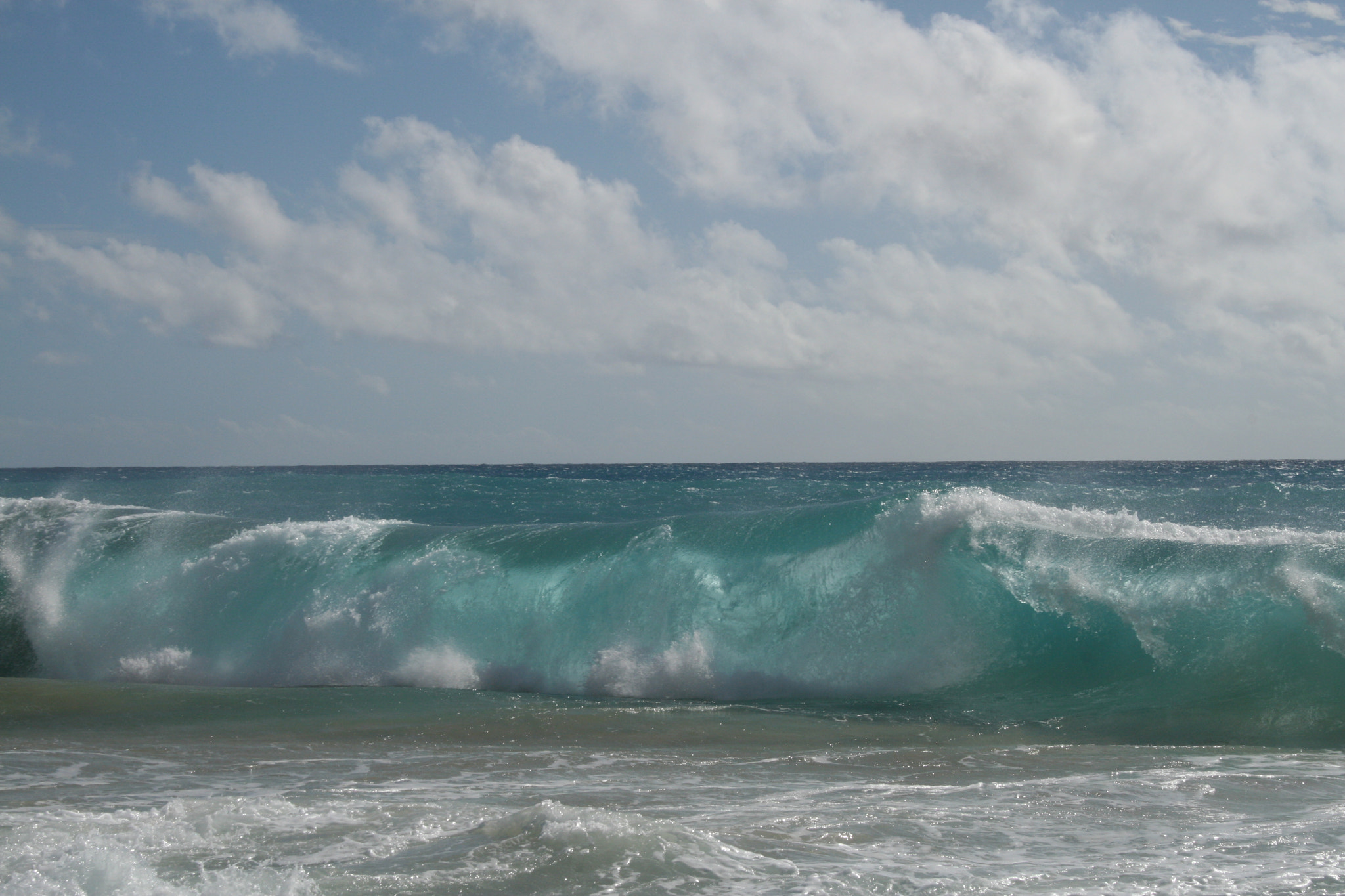 Canon EOS 400D (EOS Digital Rebel XTi / EOS Kiss Digital X) + Canon EF-S 18-55mm F3.5-5.6 II sample photo. Maui surf photography