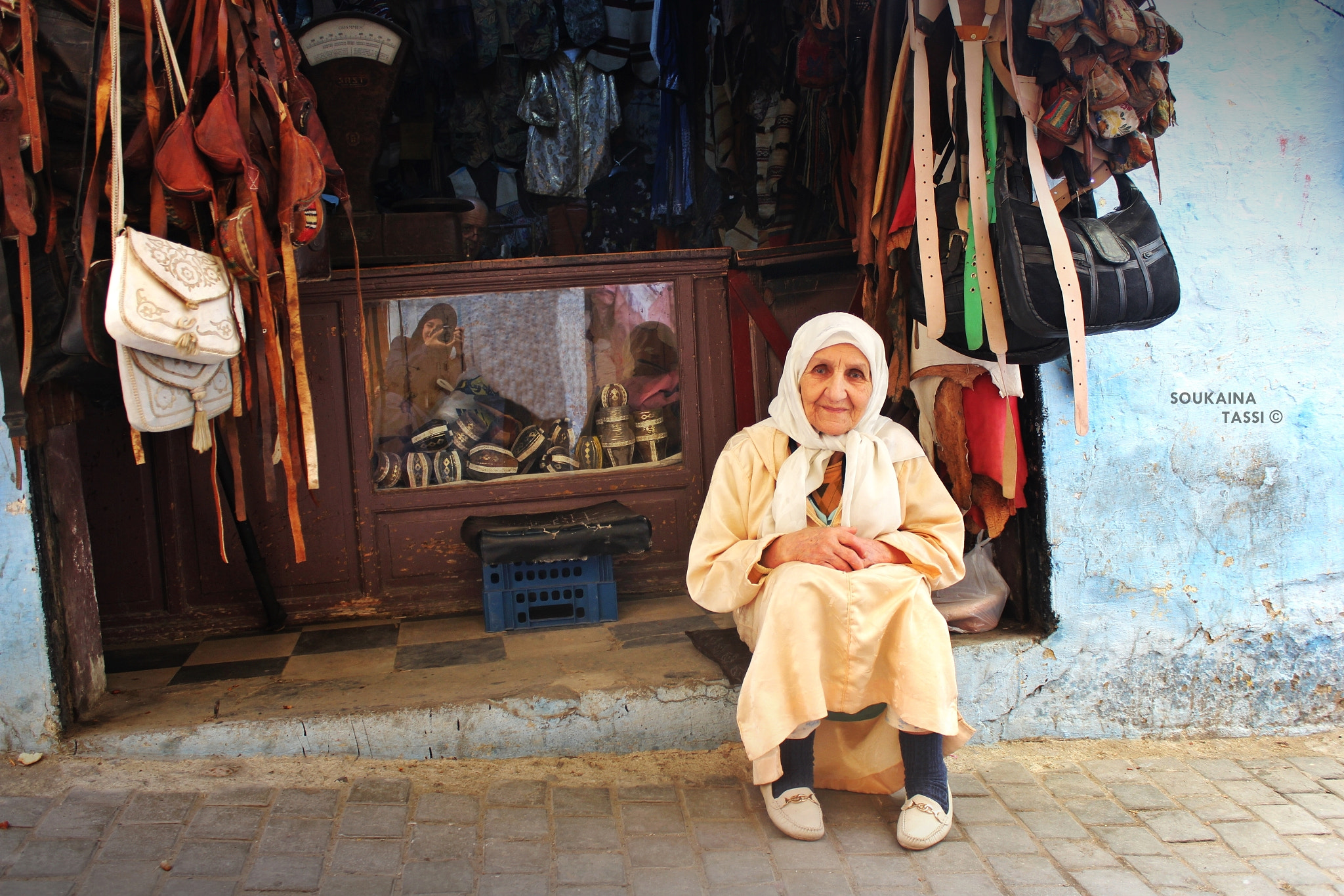 Canon EF-S 18-55mm F3.5-5.6 IS sample photo. Woman from the old medina of tangier <3 photography