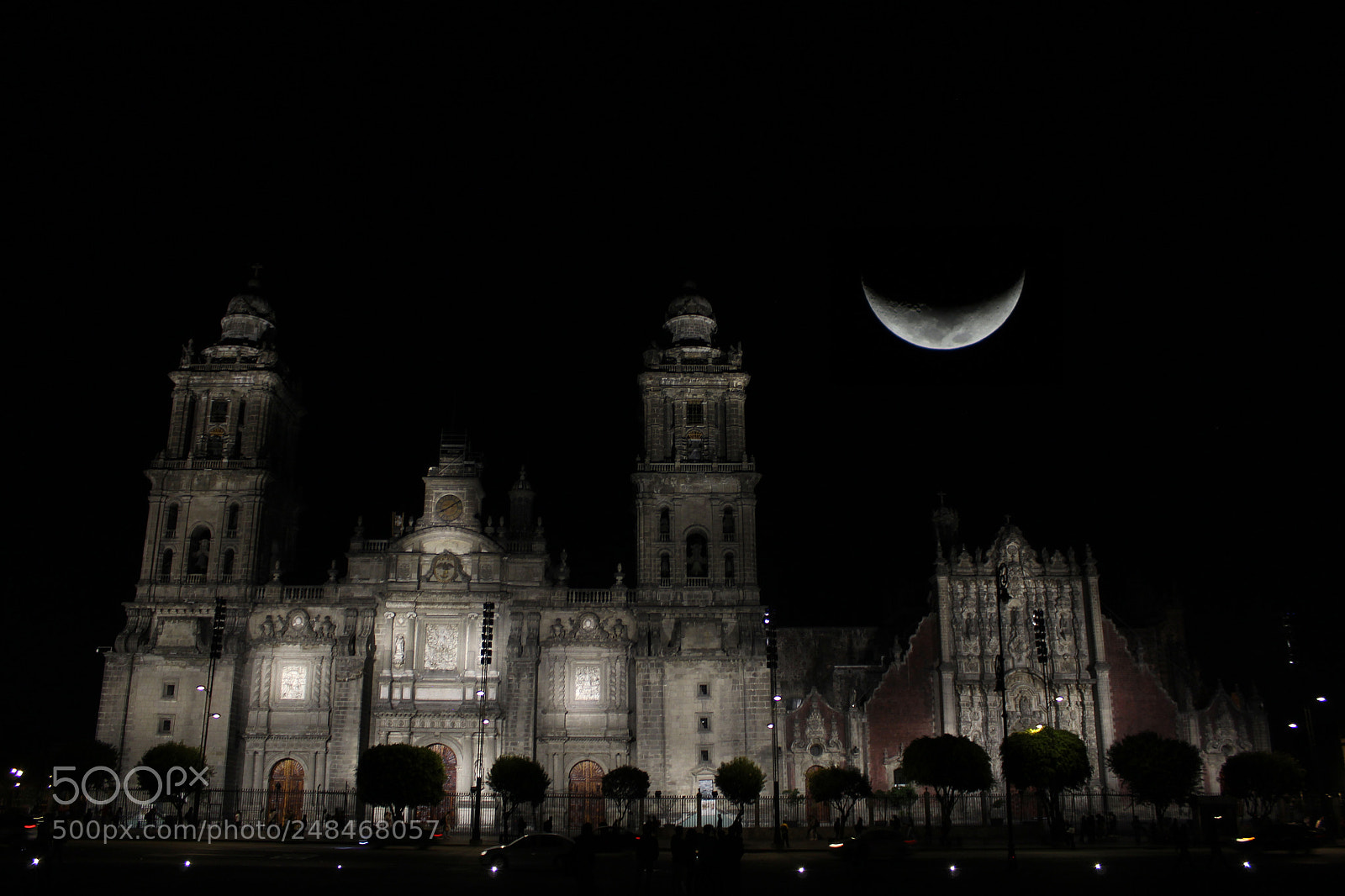 Canon EOS 1200D (EOS Rebel T5 / EOS Kiss X70 / EOS Hi) sample photo. Luna nueva sobre catedral photography
