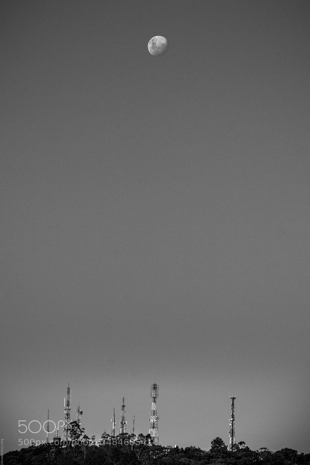 Canon EOS 700D (EOS Rebel T5i / EOS Kiss X7i) sample photo. Moon over radio towers photography