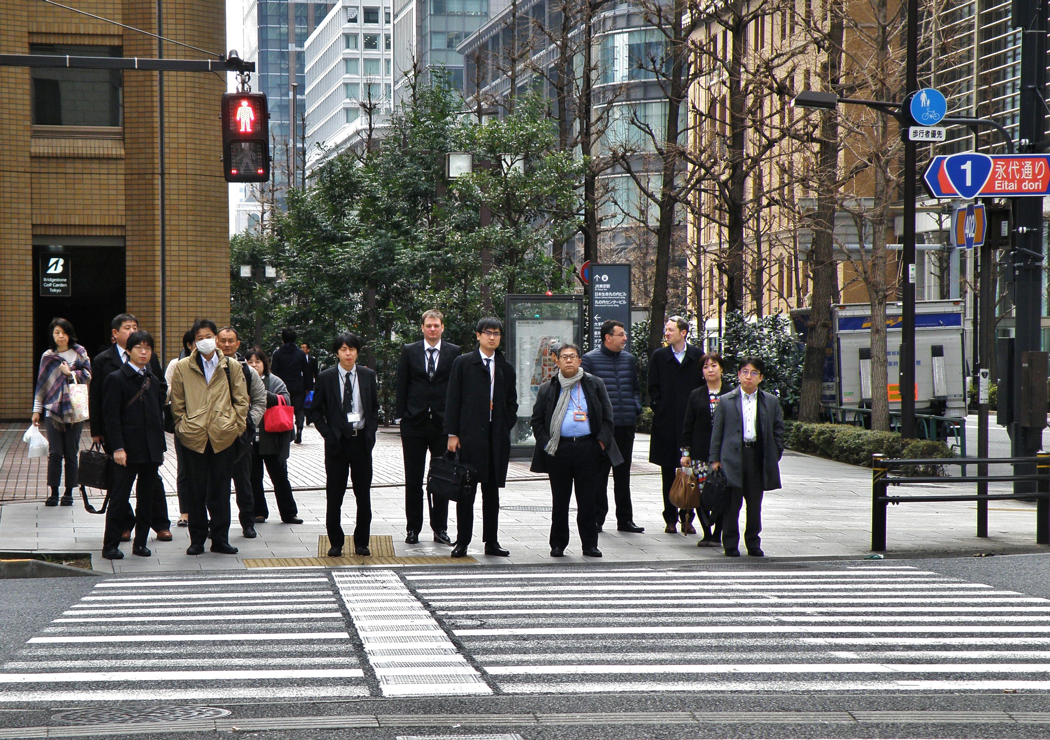 Olympus SP570UZ sample photo. People waiting for the signal photography
