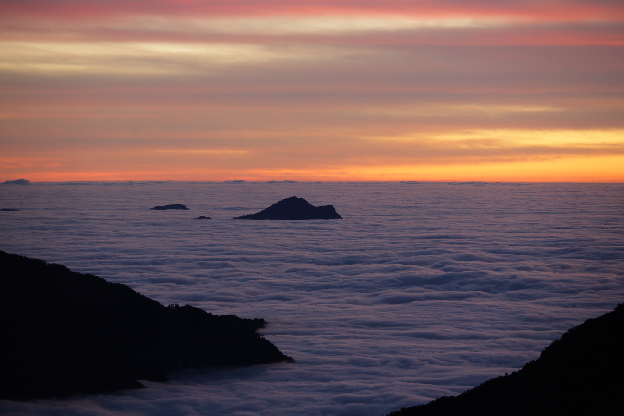 Canon EOS 5D + Canon EF 80-200mm f/2.8L sample photo. 火燒雲&雲海 photography