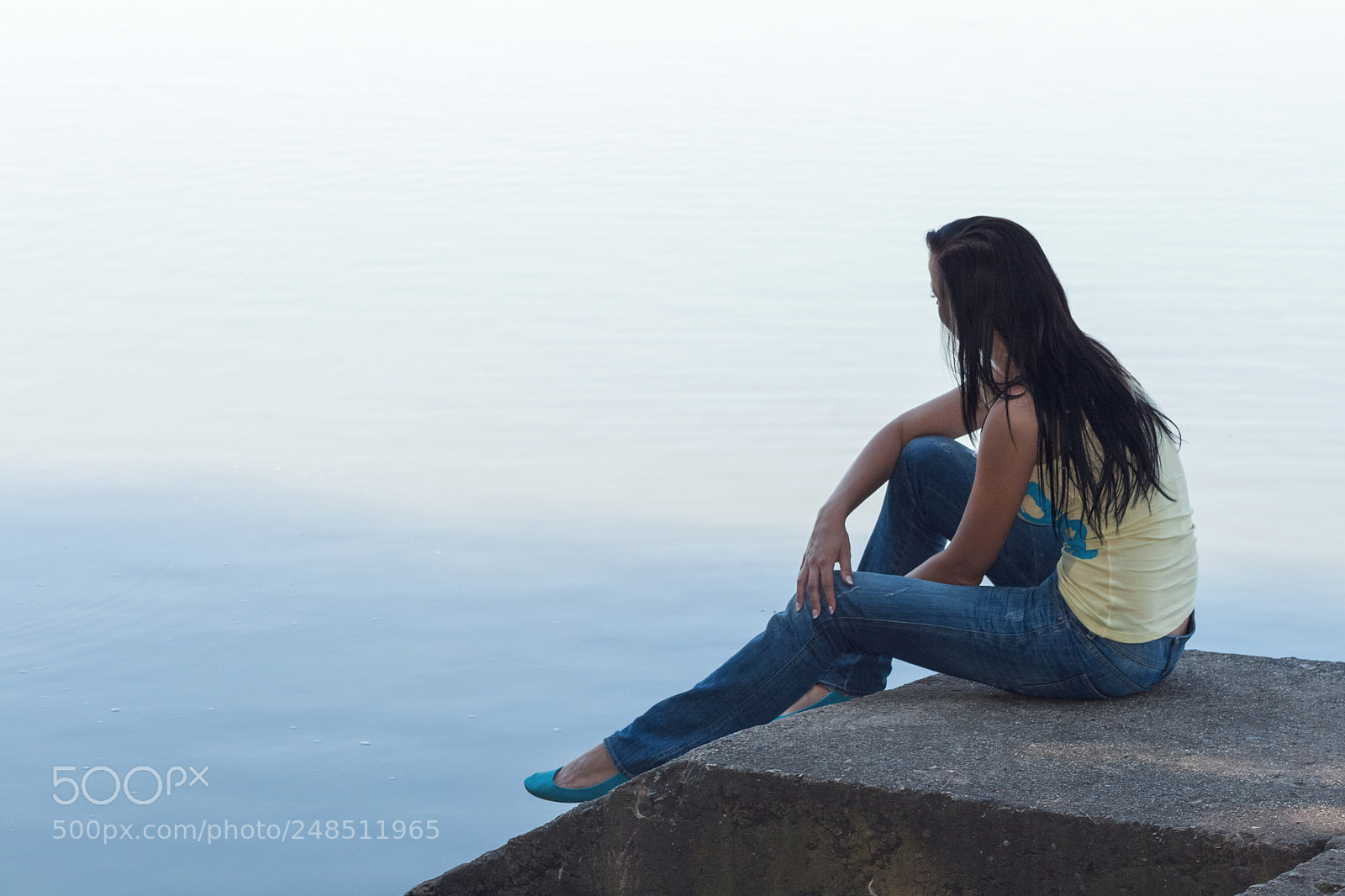 Canon EOS 400D (EOS Digital Rebel XTi / EOS Kiss Digital X) sample photo. Young woman in blue photography