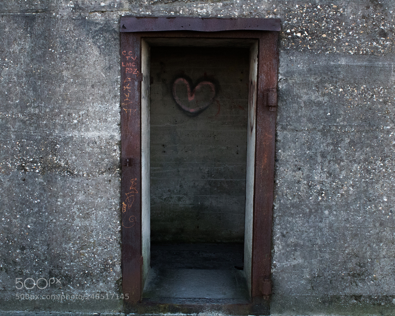 Canon EOS 1300D (EOS Rebel T6 / EOS Kiss X80) sample photo. Make love, not war. photography