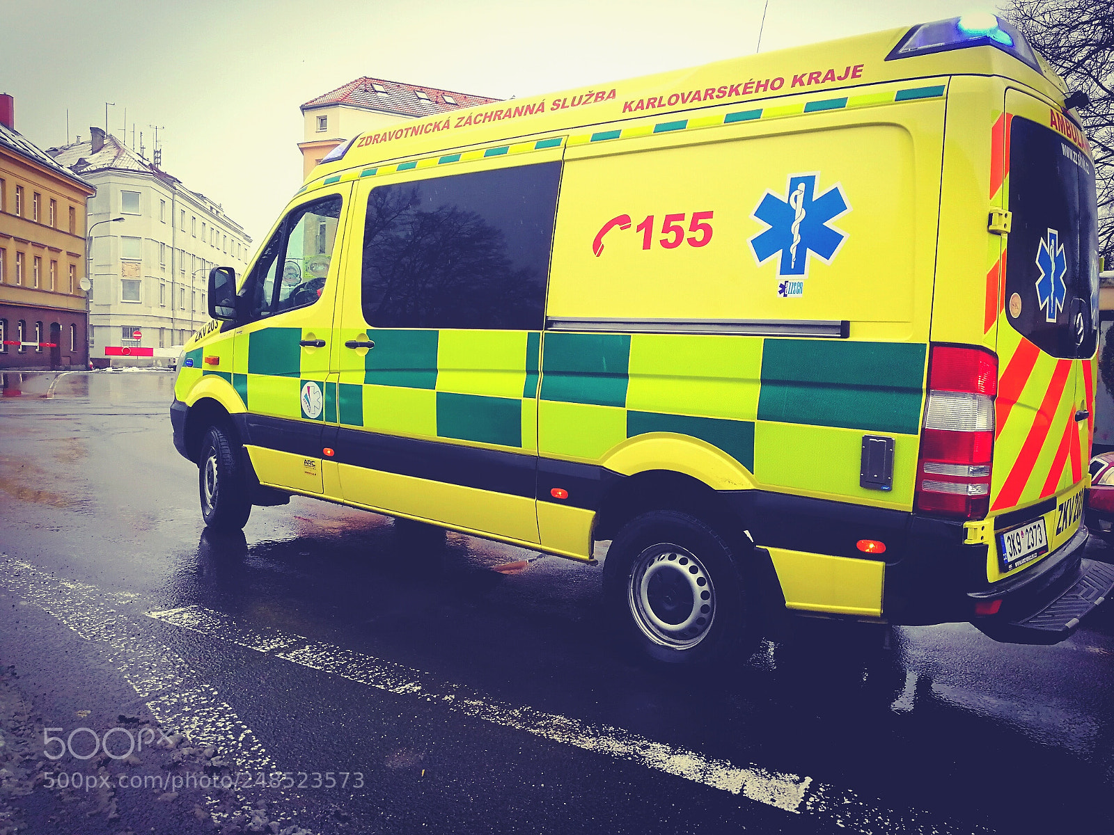 HUAWEI Honor 9 sample photo. Ambulance waits until the photography
