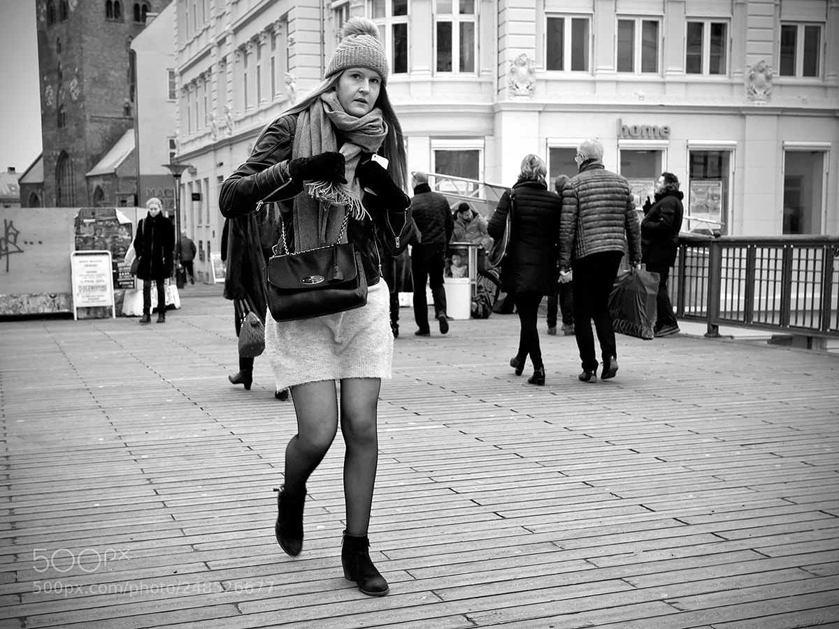 Fujifilm X-Pro2 sample photo. Pulling the scarf photography
