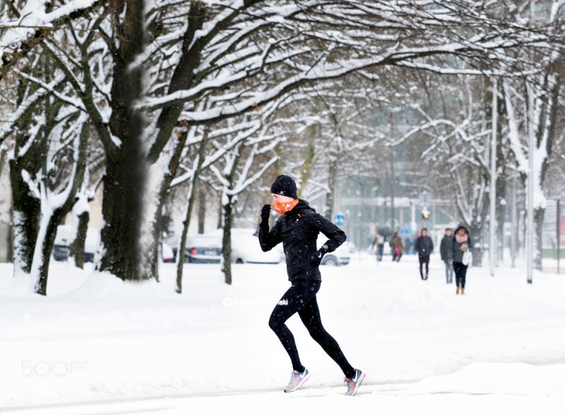 Olympus OM-D E-M1 Mark II sample photo. Winter runner photography
