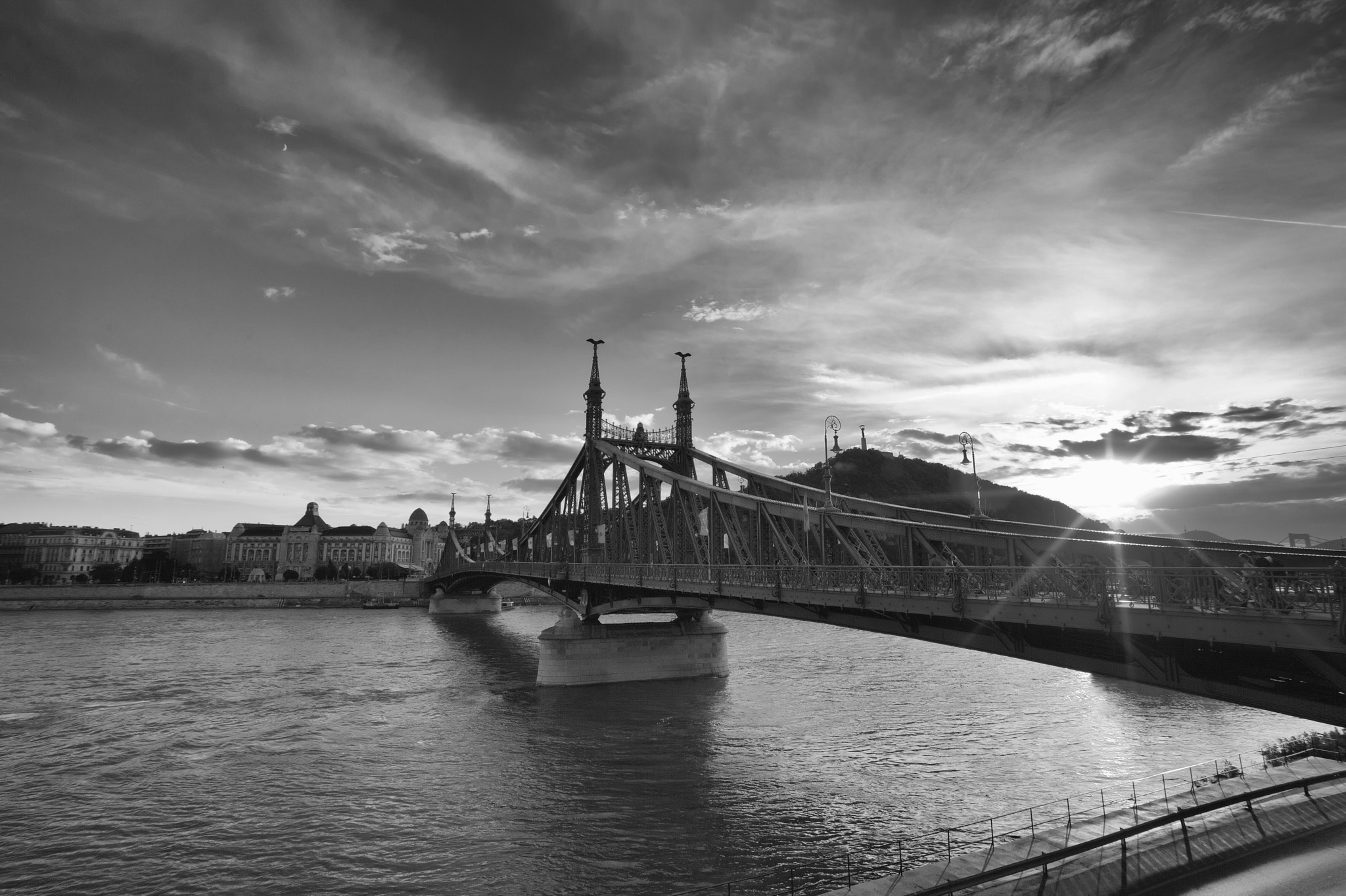 Sigma 17-35mm f/2.8-4 EX DG Aspherical HSM sample photo. Freedom bridge photography