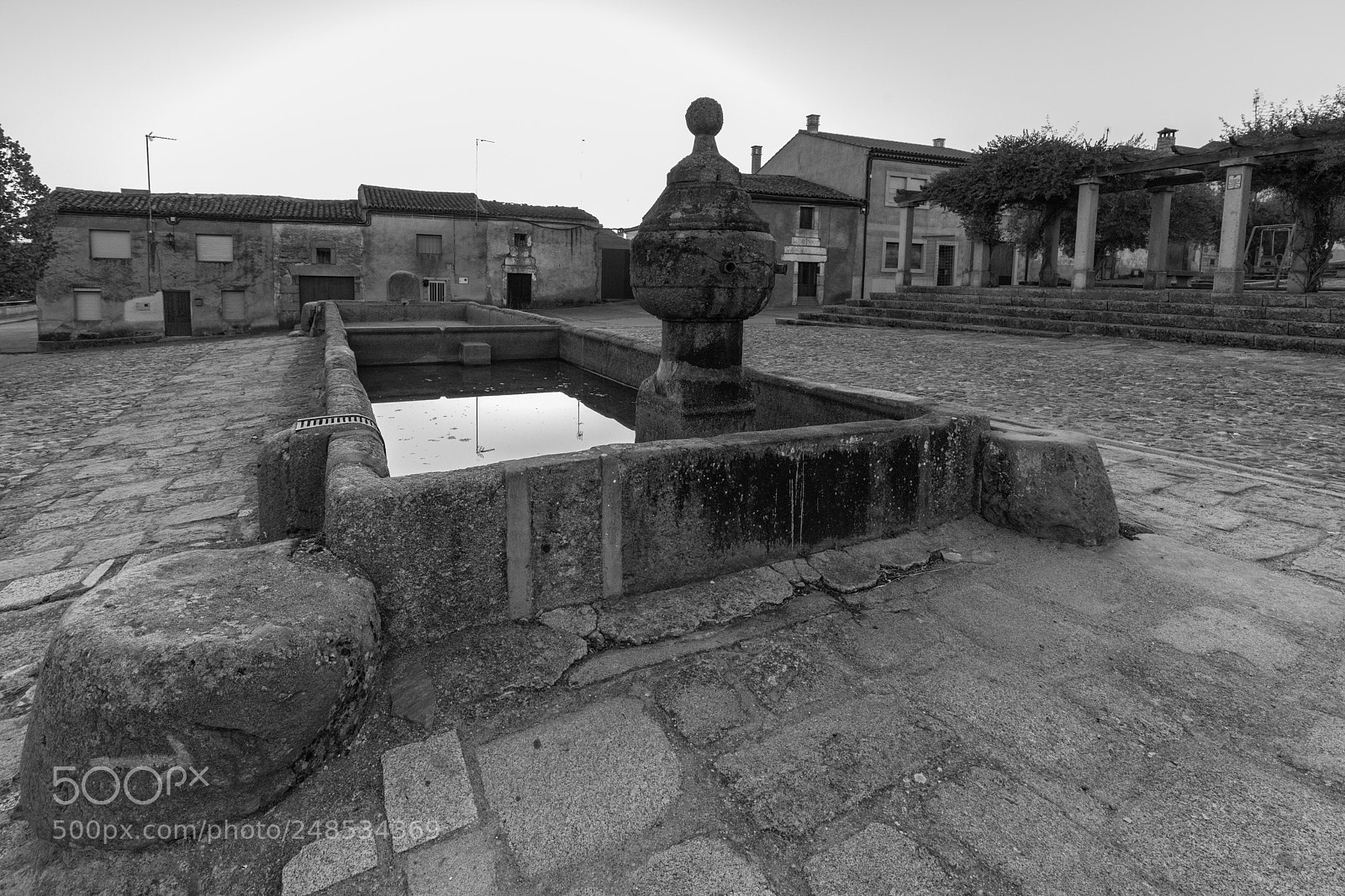 Canon EOS 6D Mark II sample photo. Fuente en la plaza photography