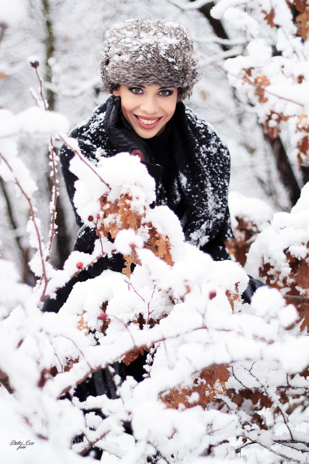 Canon EOS 1100D (EOS Rebel T3 / EOS Kiss X50) sample photo. Happy girl in winter photography