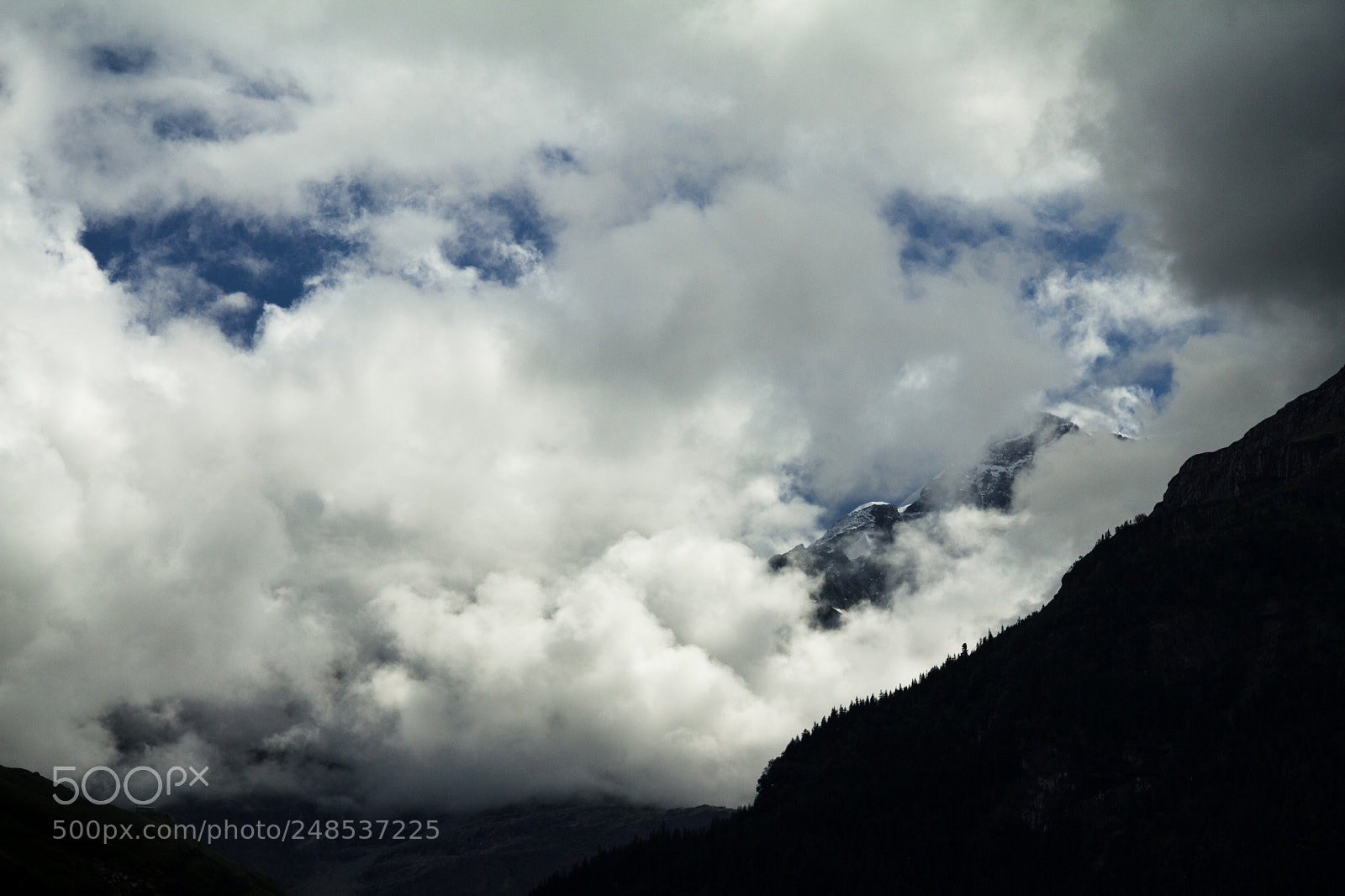 Canon EOS 550D (EOS Rebel T2i / EOS Kiss X4) sample photo. Giants in the clouds photography