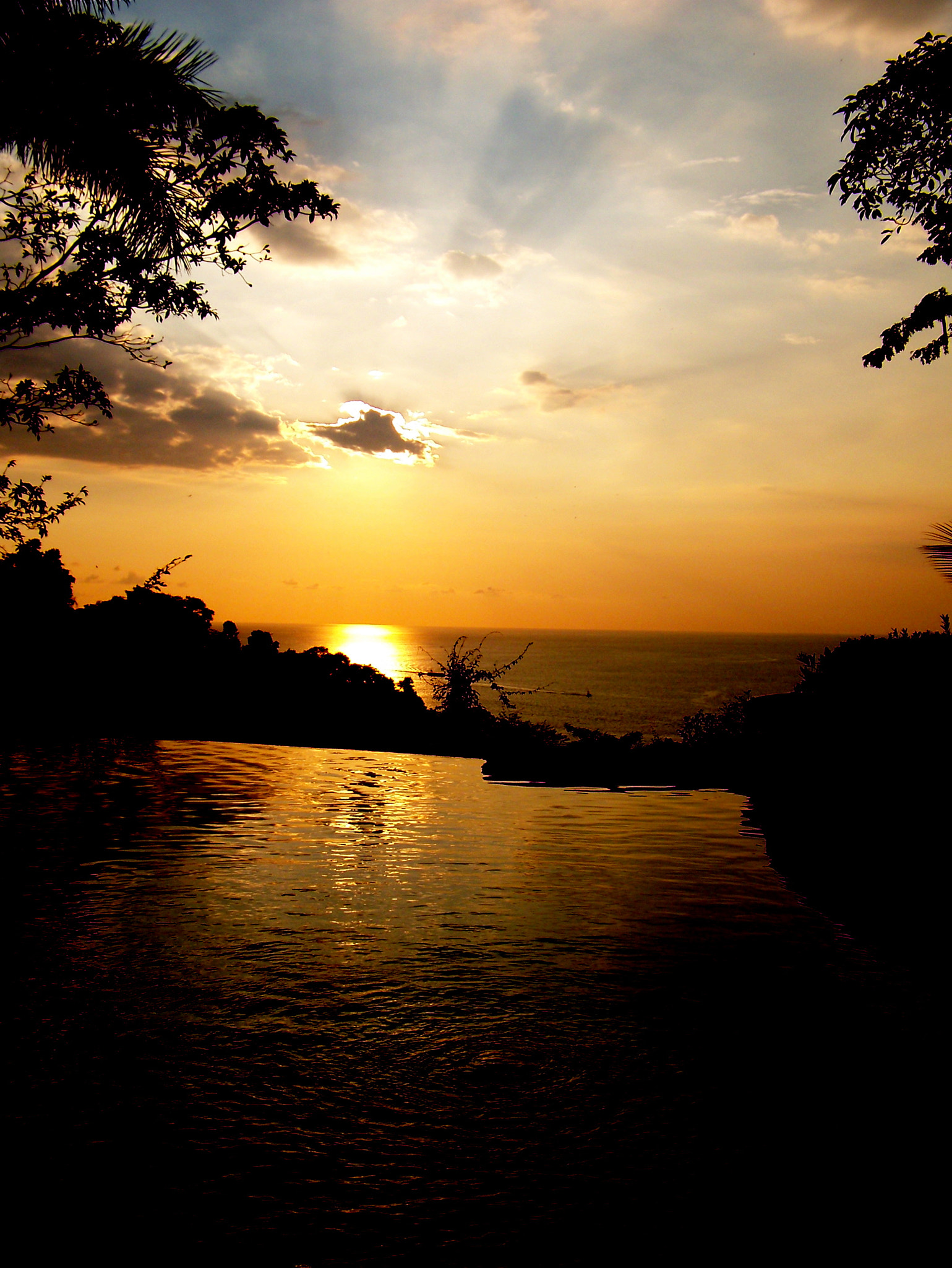 Kodak Z612 ZOOM DIGITAL CAMERA sample photo. Everlasting pool in costa rica photography
