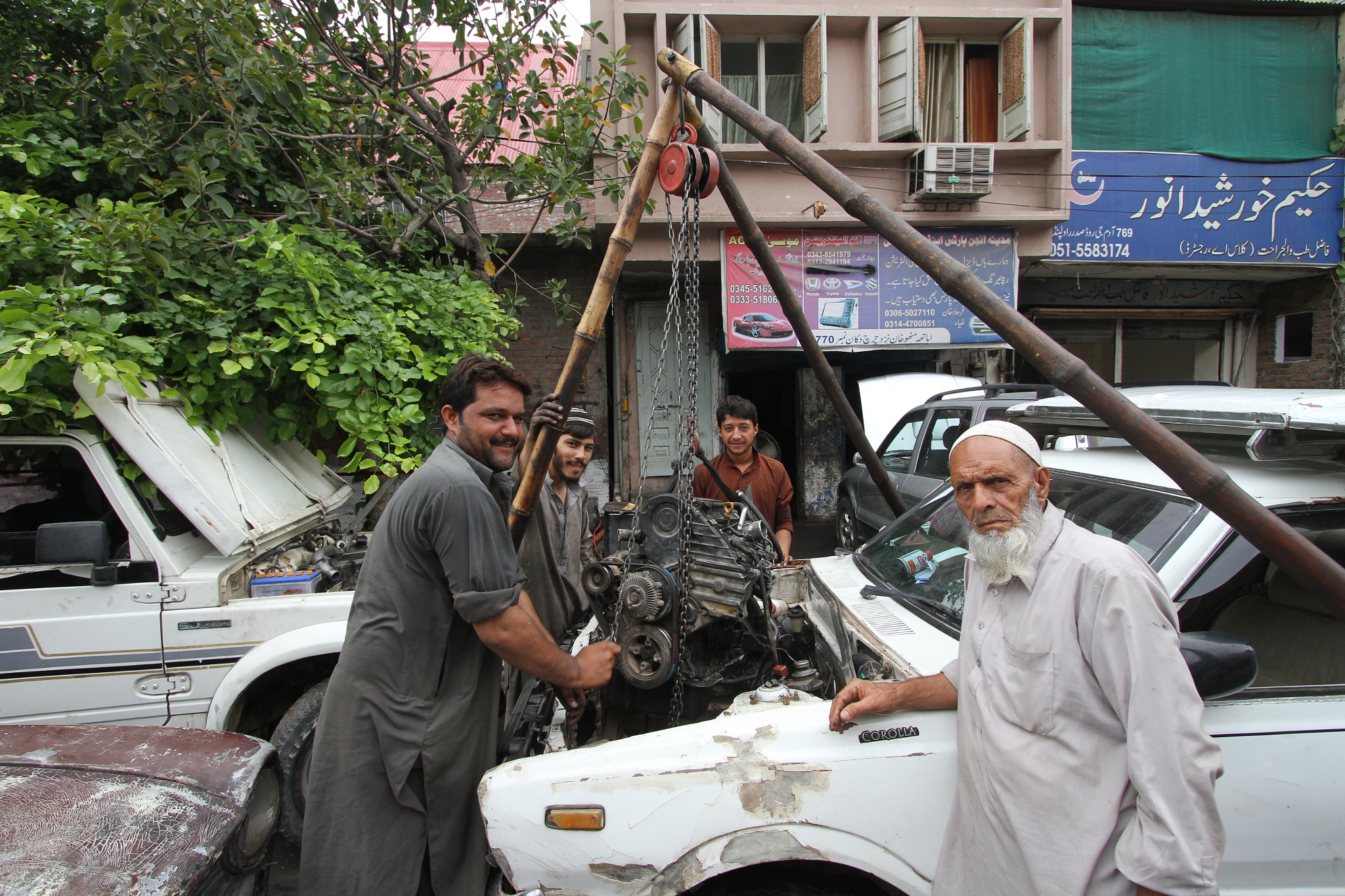 Canon EF-S 10-22mm F3.5-4.5 USM sample photo. Rawalpindi style car repair shop photography