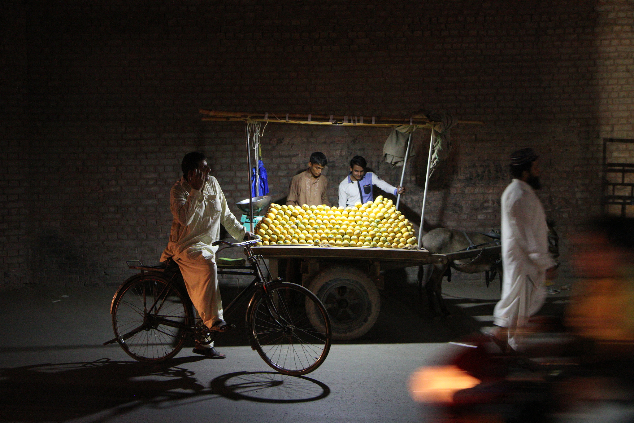 Canon EF-S 17-55mm F2.8 IS USM sample photo. Night scene in multan photography
