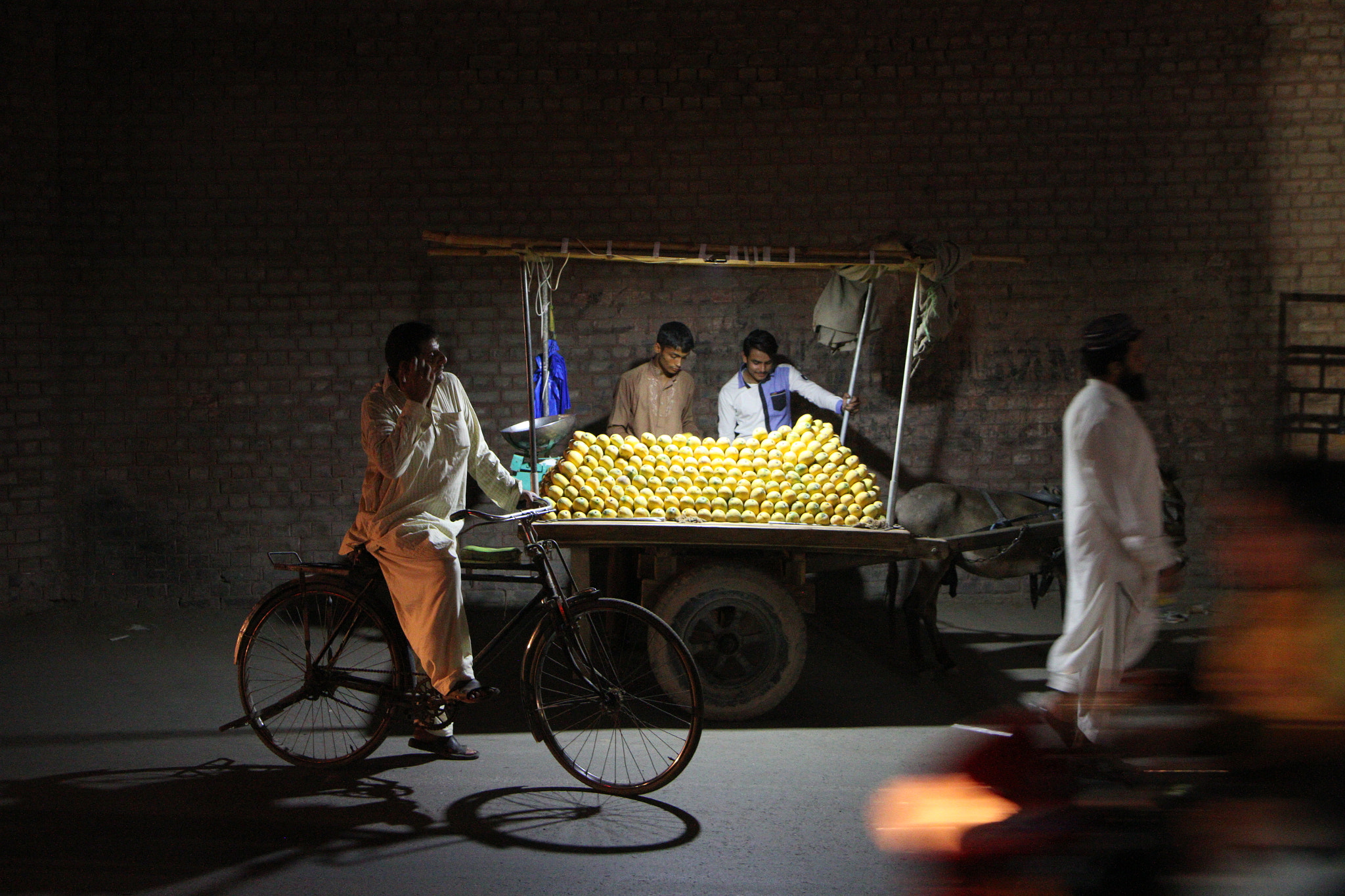 Canon EOS 7D + Canon EF-S 17-55mm F2.8 IS USM sample photo. Night scene in multan photography