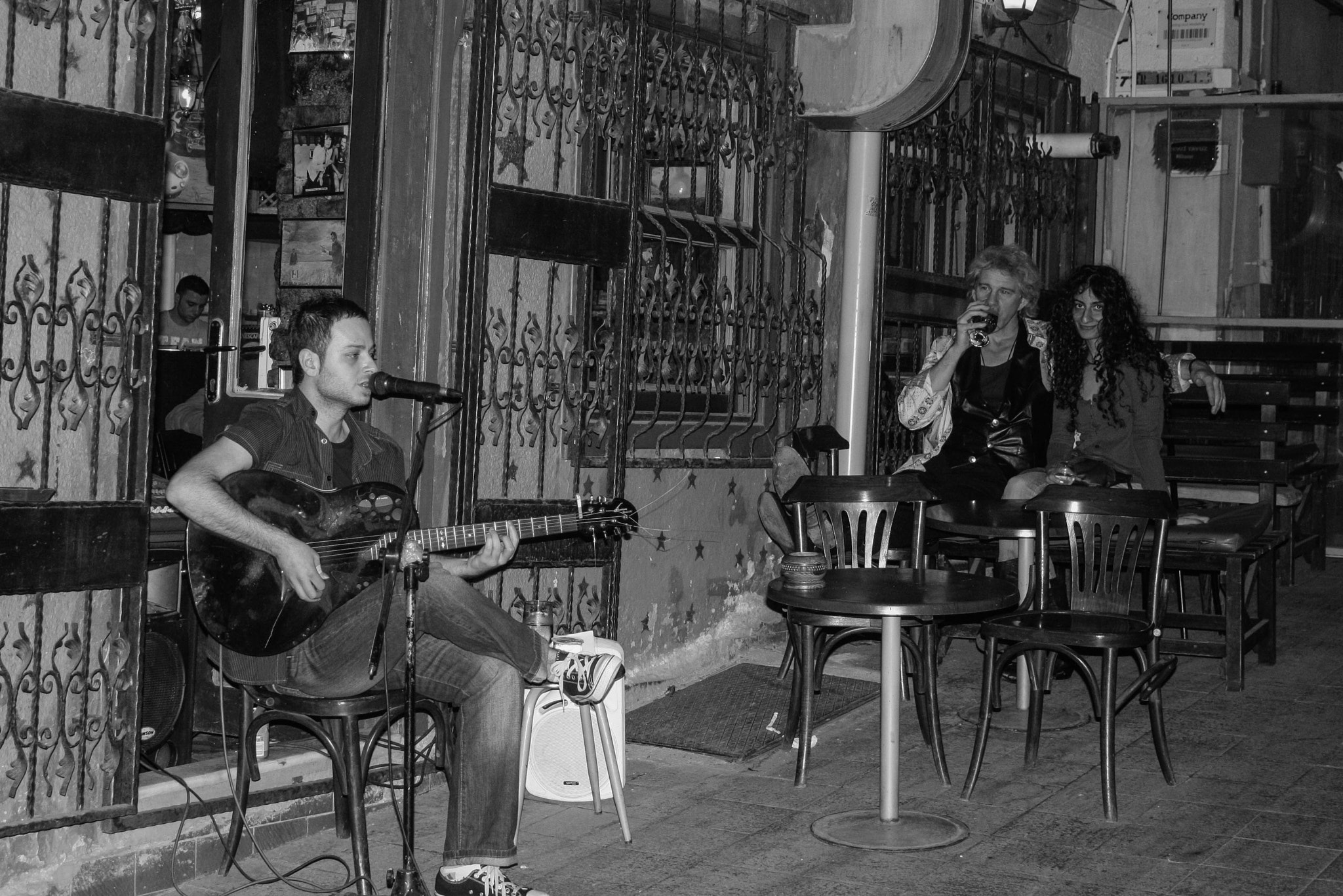 Canon EOS 450D (EOS Rebel XSi / EOS Kiss X2) sample photo. Street bar photography