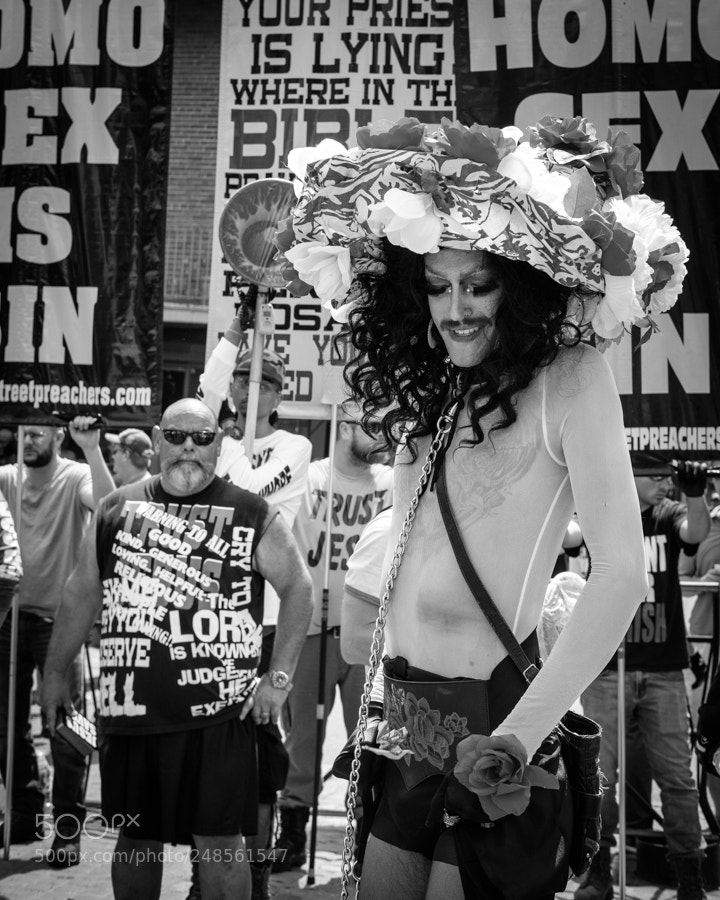 Fujifilm X-T2 sample photo. Fighting fanatics with fabulousness photography