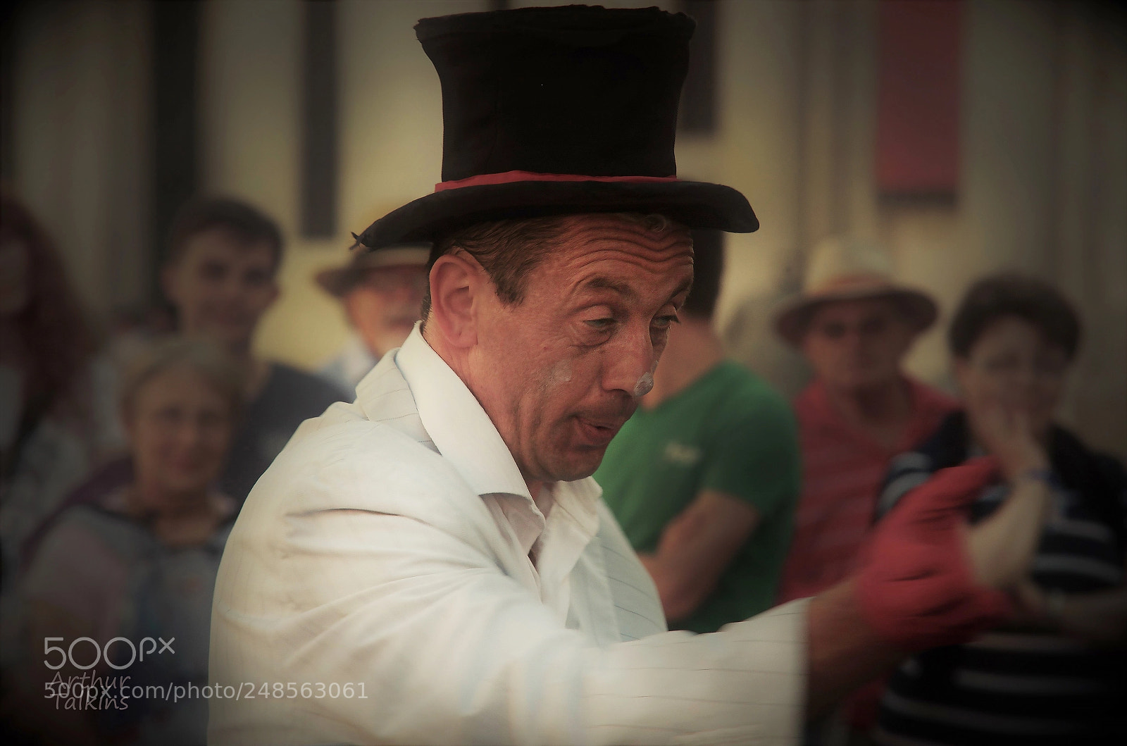 Pentax K-5 sample photo. The showman, crowd pleaser photography