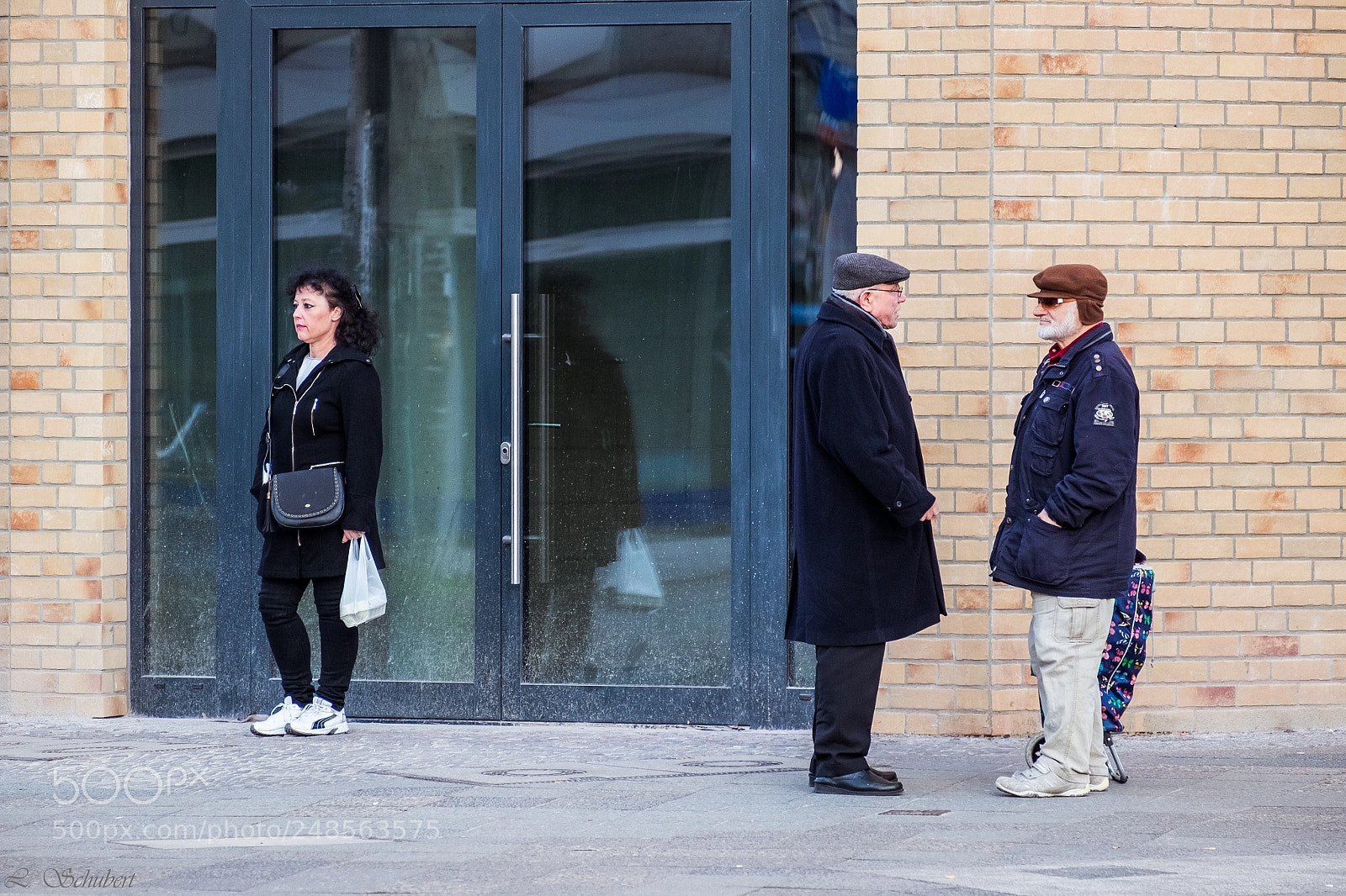 Fujifilm X-T1 sample photo. Street discussion photography