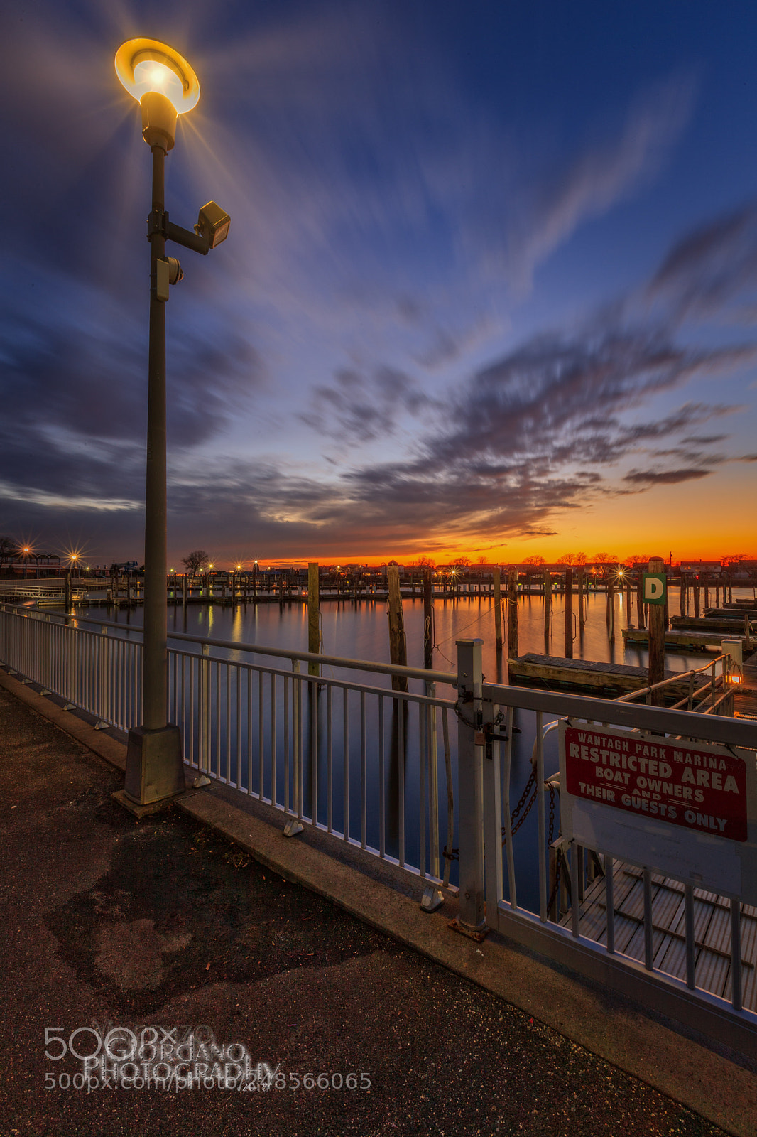 Canon EOS-1Ds Mark III sample photo. The lamp post photography