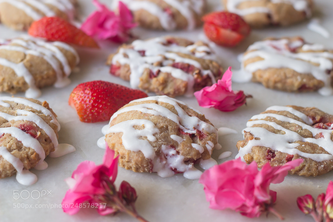 Canon EOS 600D (Rebel EOS T3i / EOS Kiss X5) sample photo. Cookies strawberryscones photography