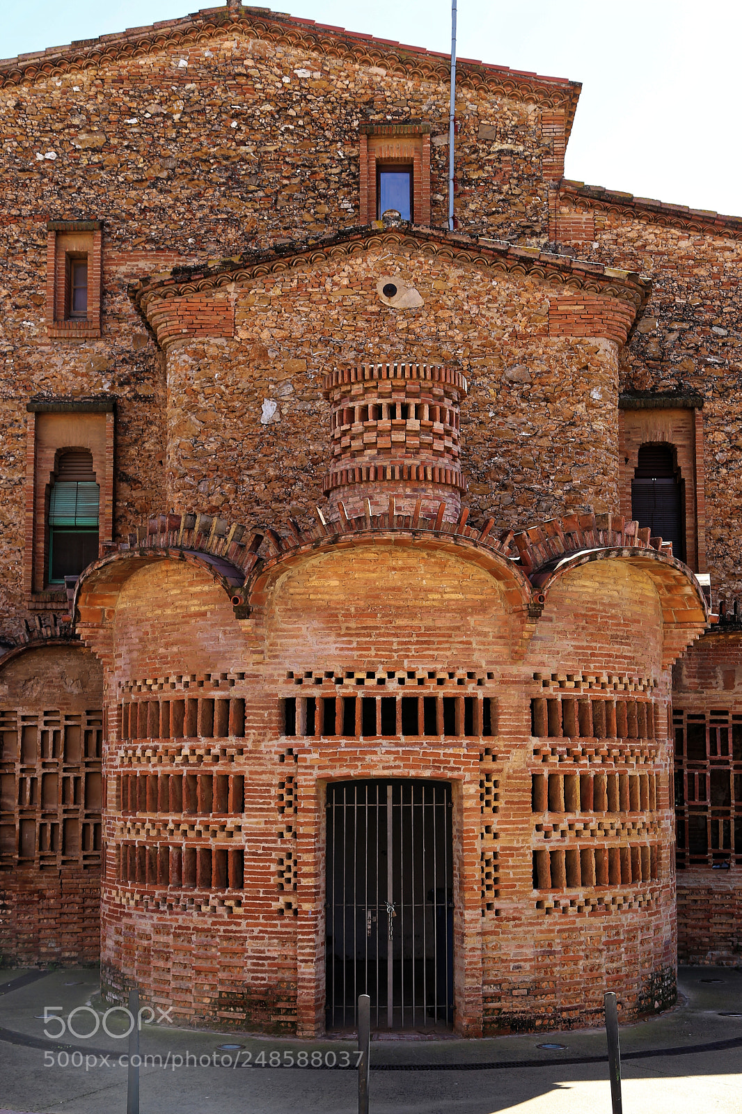 Canon EOS 6D + Canon EF 24-105mm F4L IS USM sample photo. Berenguer, colonia guell photography
