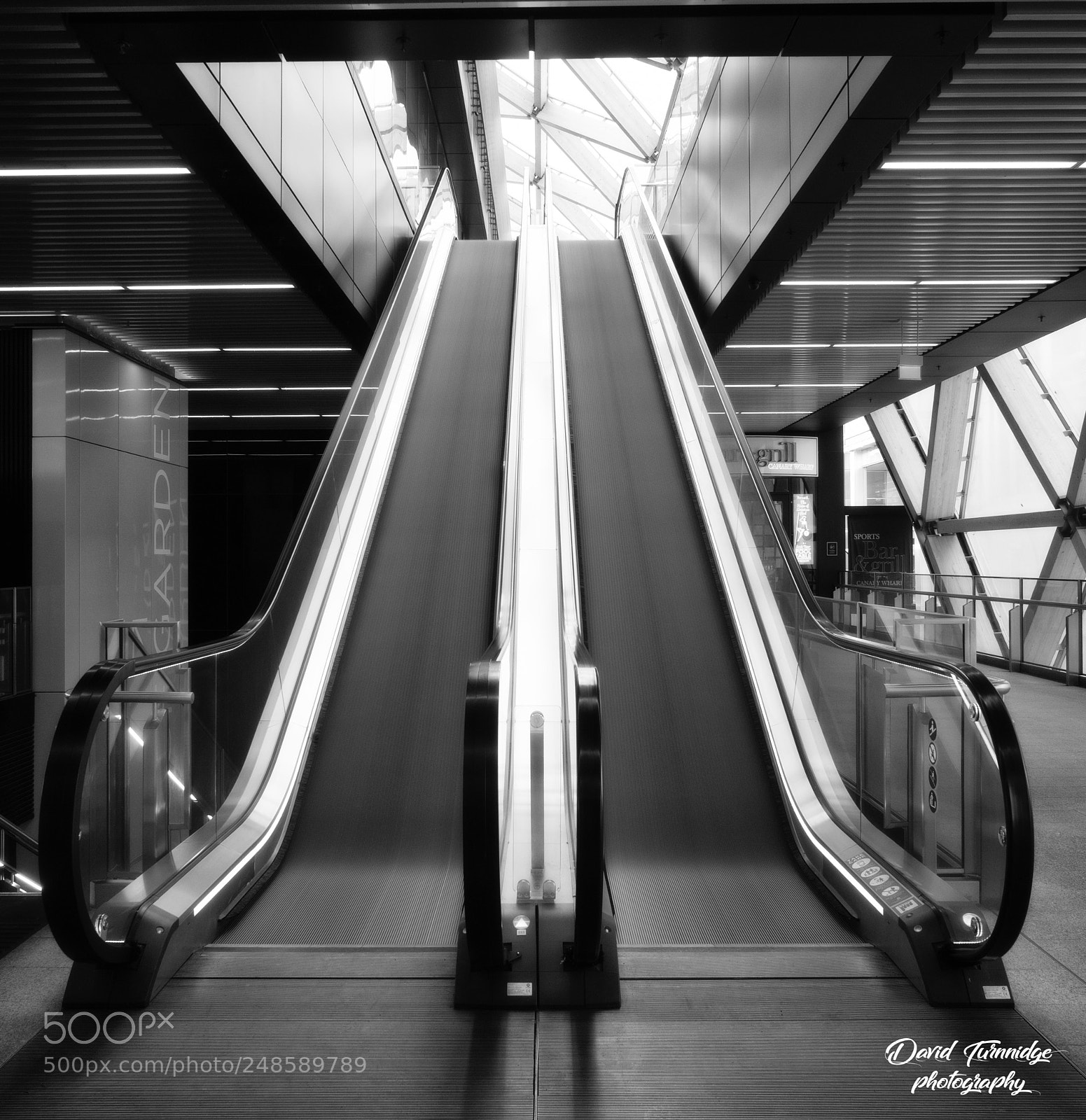Olympus OM-D E-M1 sample photo. Thameslink escalator photography