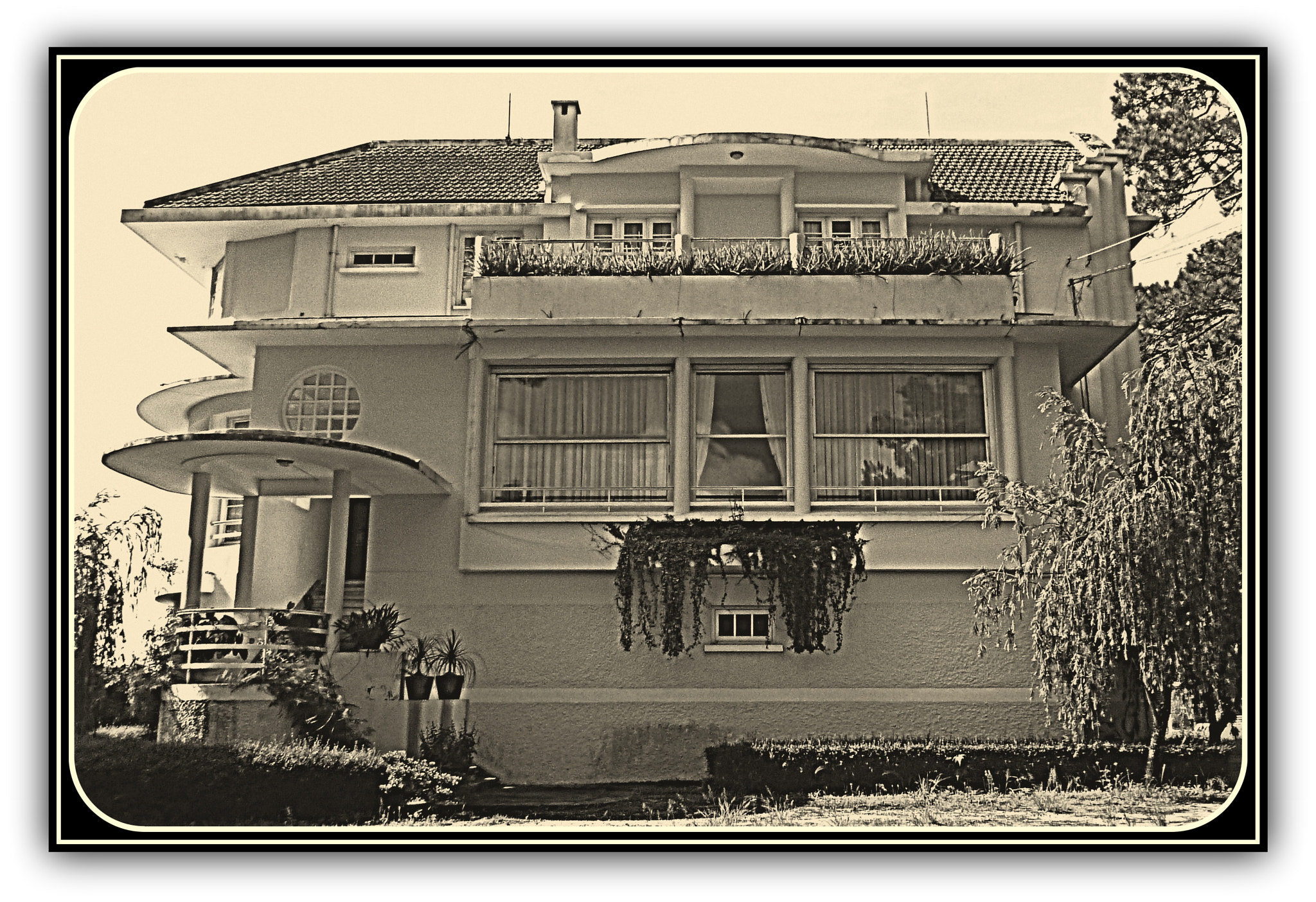 Panasonic DMC-FS40 sample photo. Villa fr dl n&b () photography