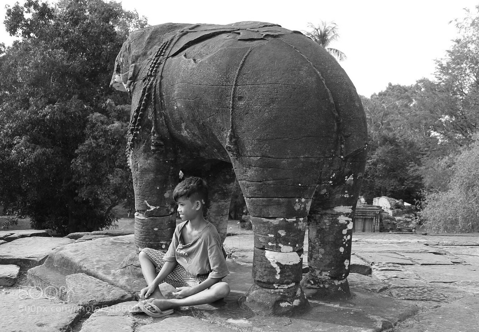 Canon EOS 100D (EOS Rebel SL1 / EOS Kiss X7) sample photo. Boy in a temple photography