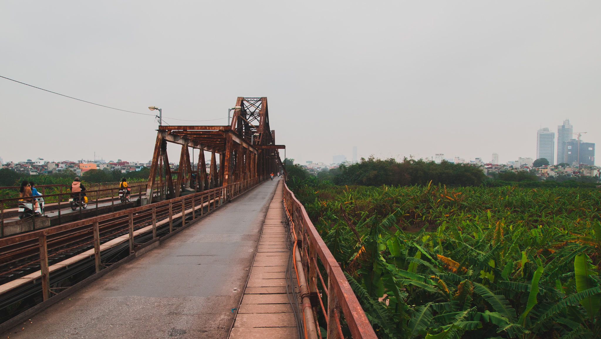 Olympus PEN E-P1 sample photo. Long bien bridge photography