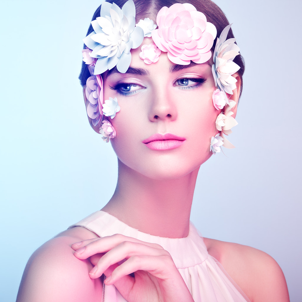 500px.comのOleg GekmanさんによるFace of beautiful woman decorated with flowers