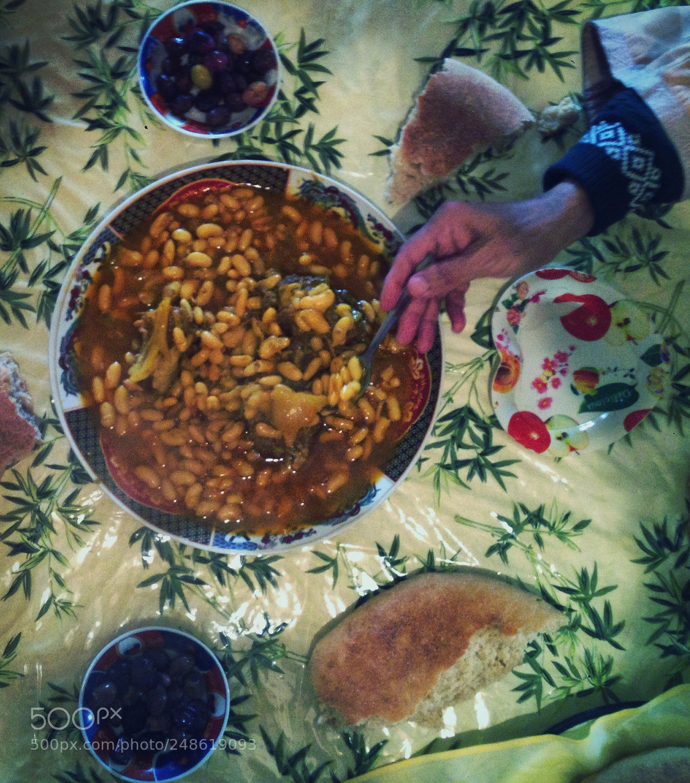 Apple iPhone 5 sample photo. Moroccan popular eaters welcome photography