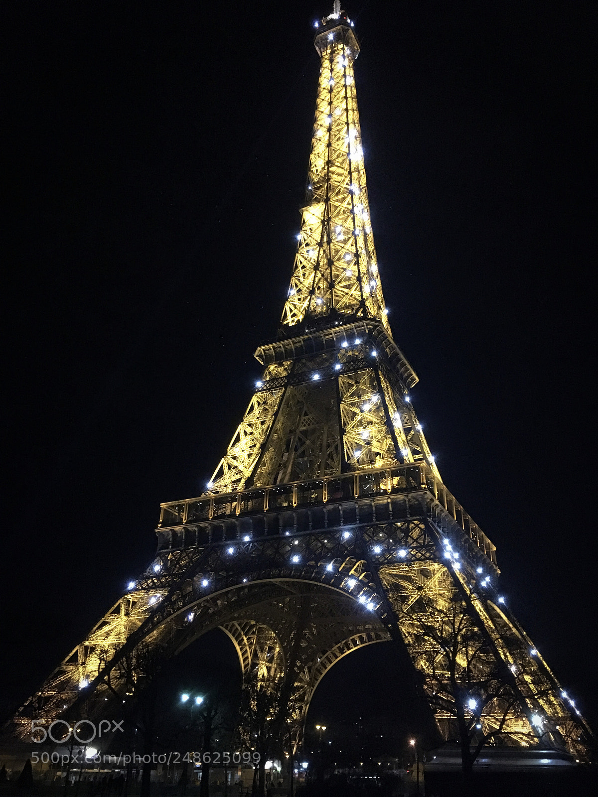 Apple iPhone SE sample photo. Eiffel tower at night photography