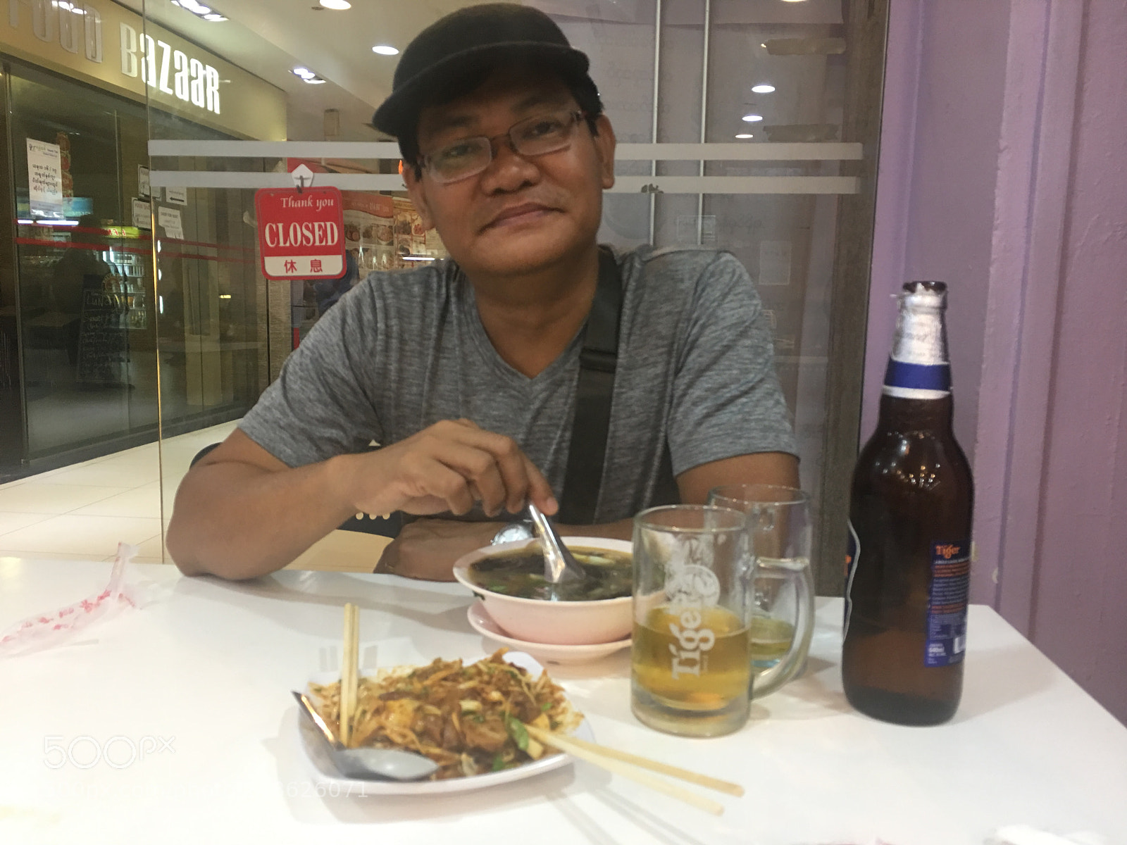 Apple iPhone 6s Plus sample photo. Eating alone evening light photography