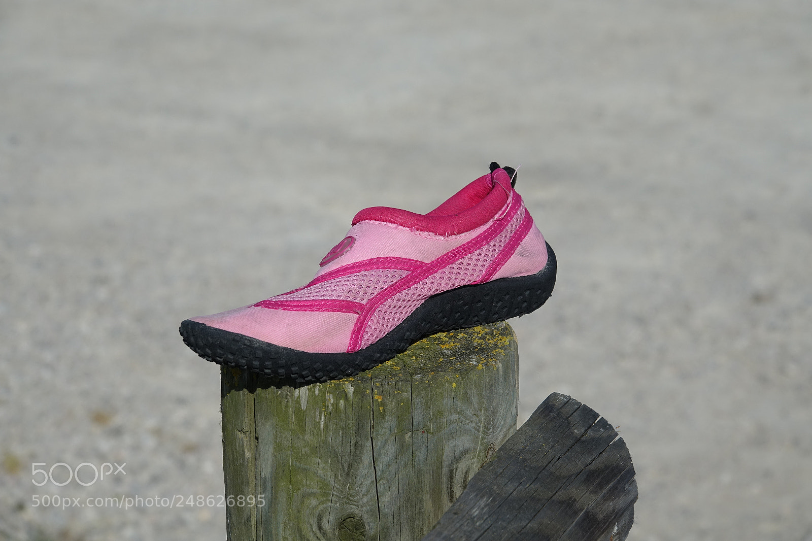 Sony Cyber-shot DSC-RX10 III sample photo. Search shoe his foot photography