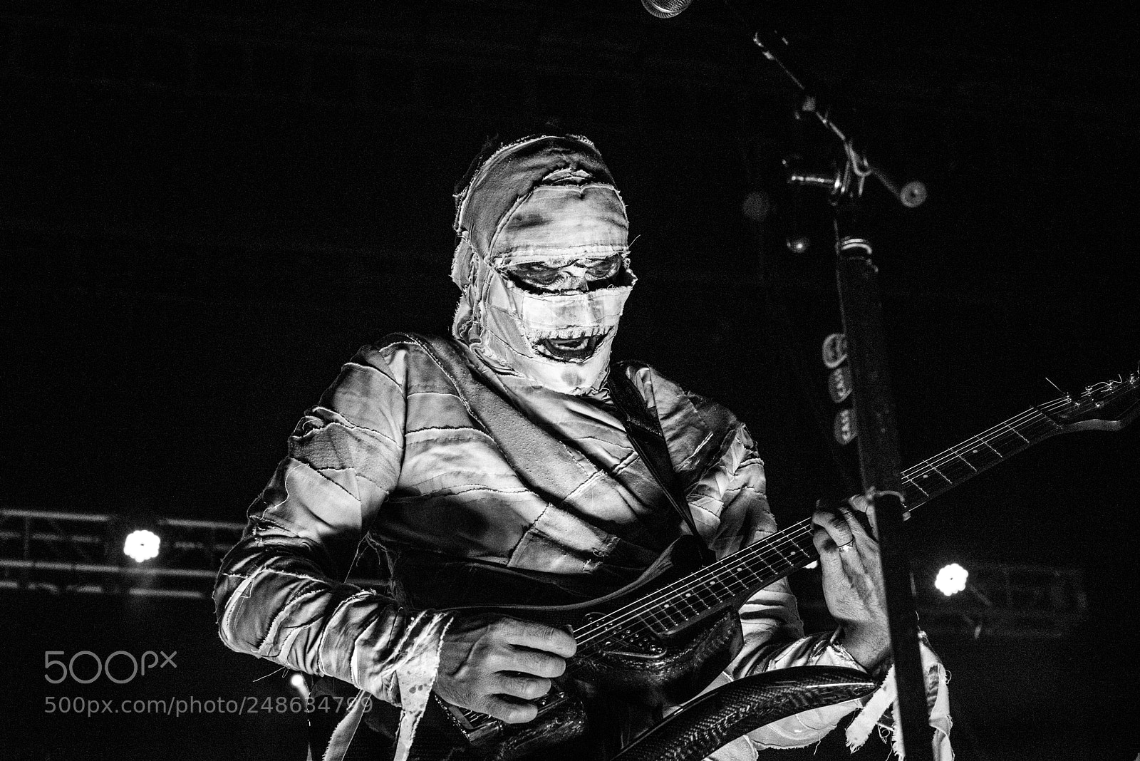 Nikon D810 sample photo. Mummy guitarist photography