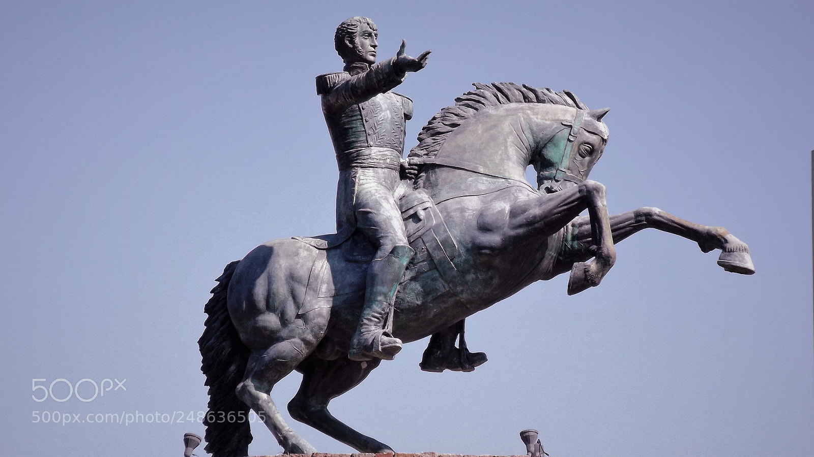 Fujifilm FinePix S4800 sample photo. Statue of a heroe photography
