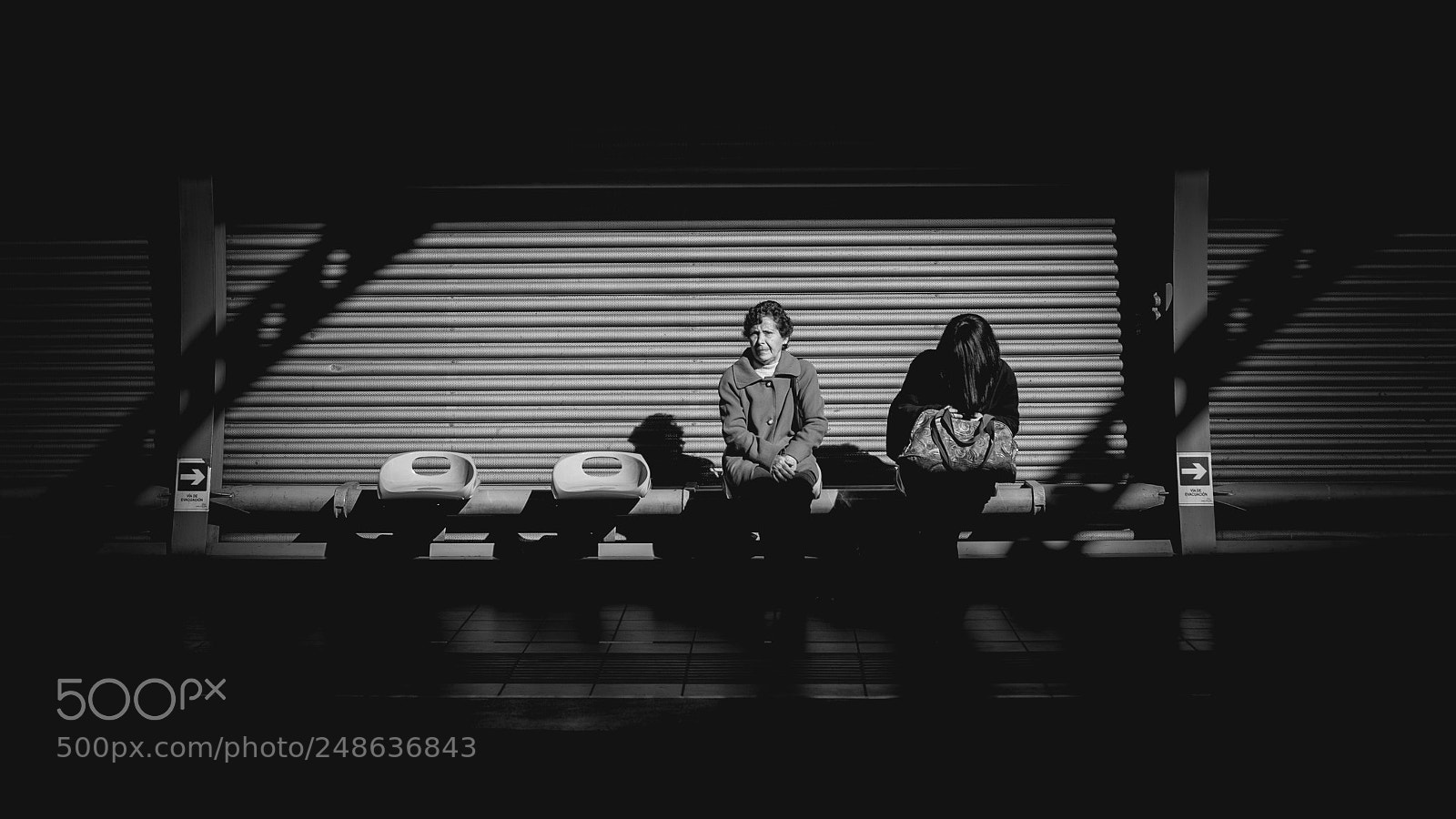 Canon EOS-1D Mark III sample photo. Woman waiting photography
