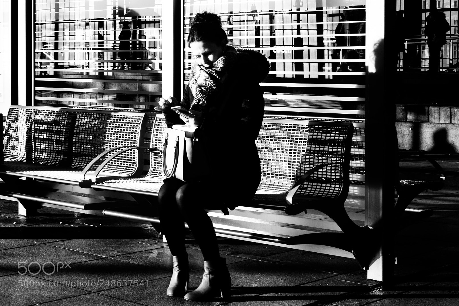 Fujifilm X-T20 sample photo. Woman on a bench photography